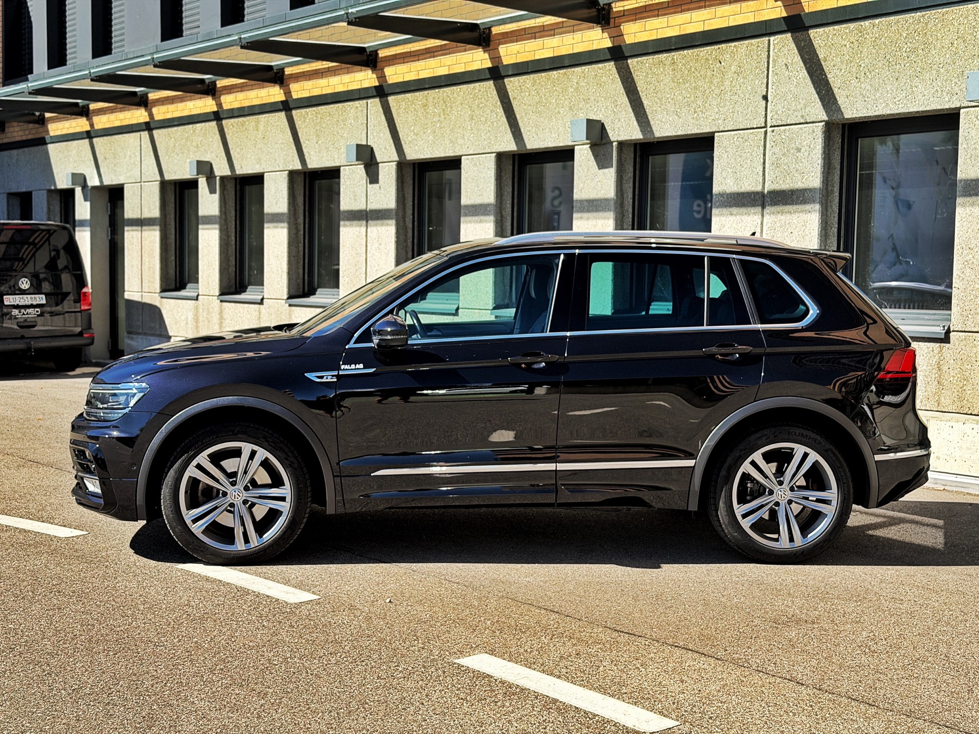 VW Tiguan 2.0 TDI SCR Highline 4Motion DSG R-Line-image-1
