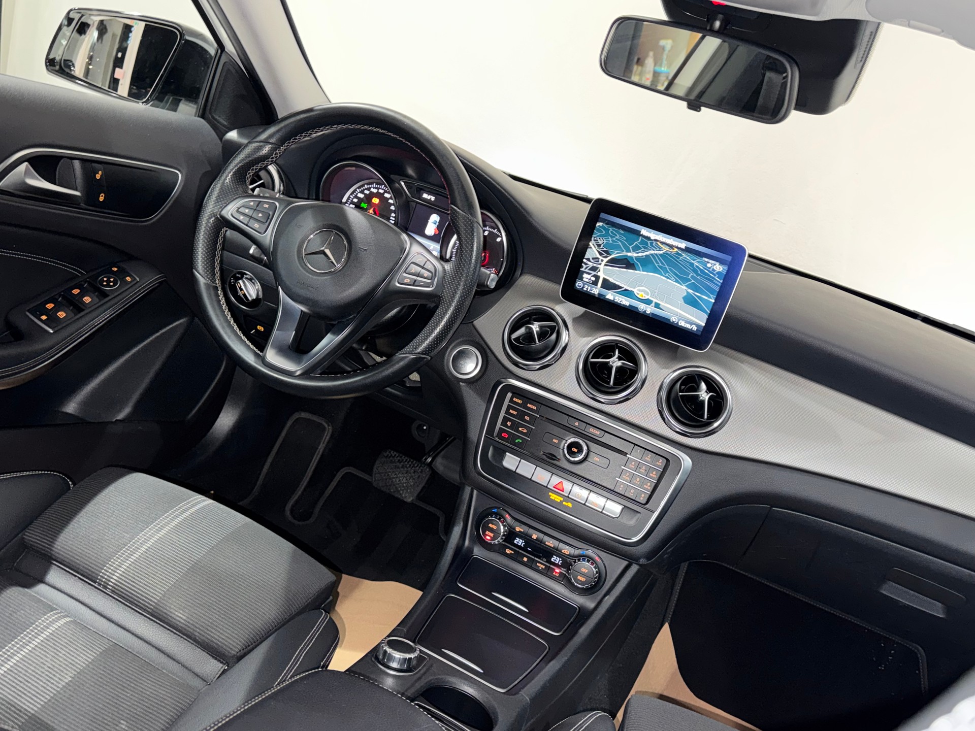 MERCEDES-BENZ GLA 200 Night Star 7G-DCT-image-13