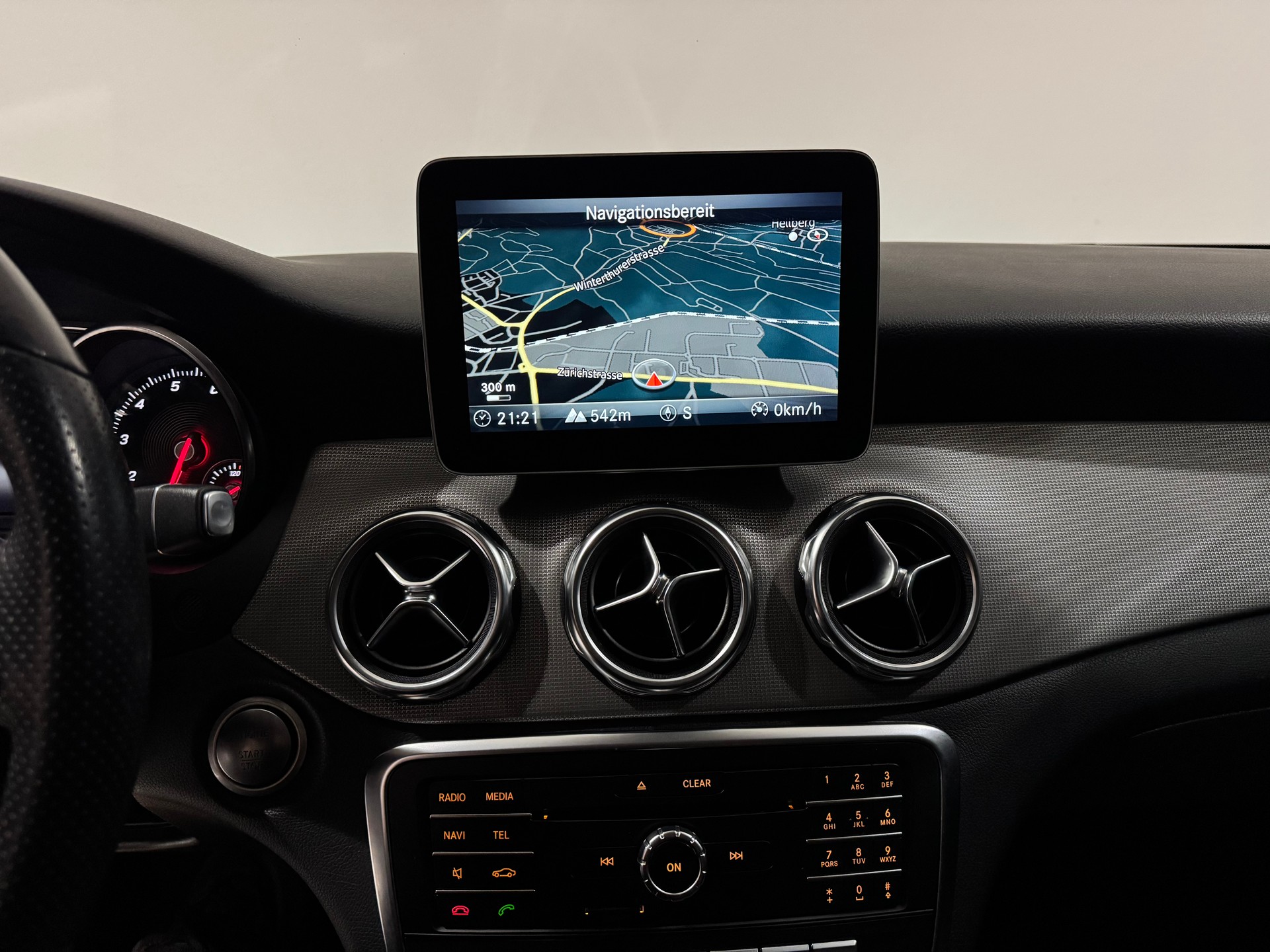 MERCEDES-BENZ GLA 200 Night Star 7G-DCT-image-15