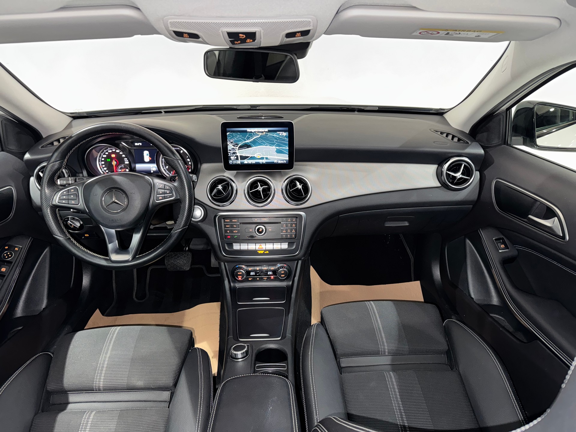 MERCEDES-BENZ GLA 200 Night Star 7G-DCT-image-11