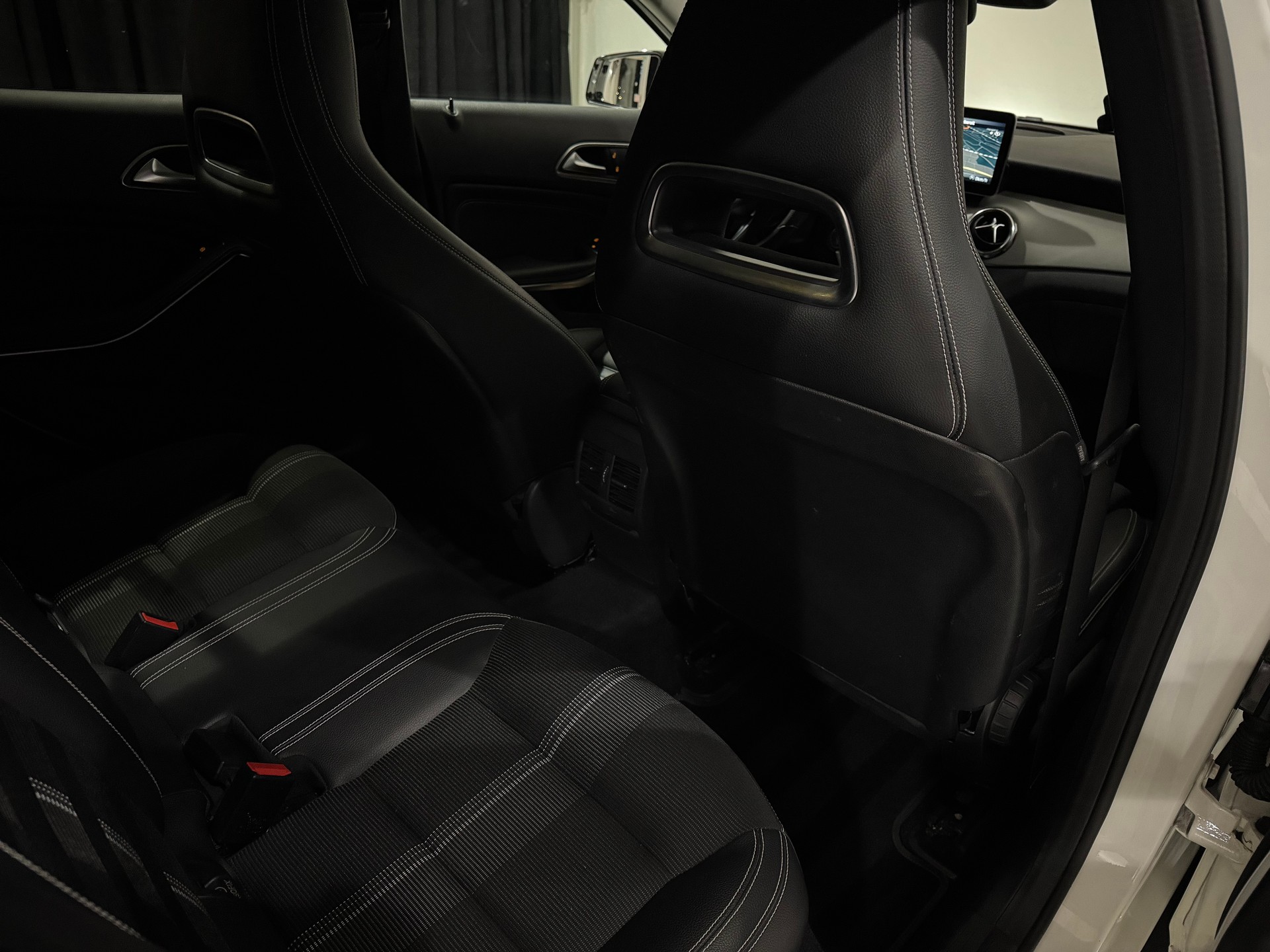 MERCEDES-BENZ GLA 200 Night Star 7G-DCT-image-12