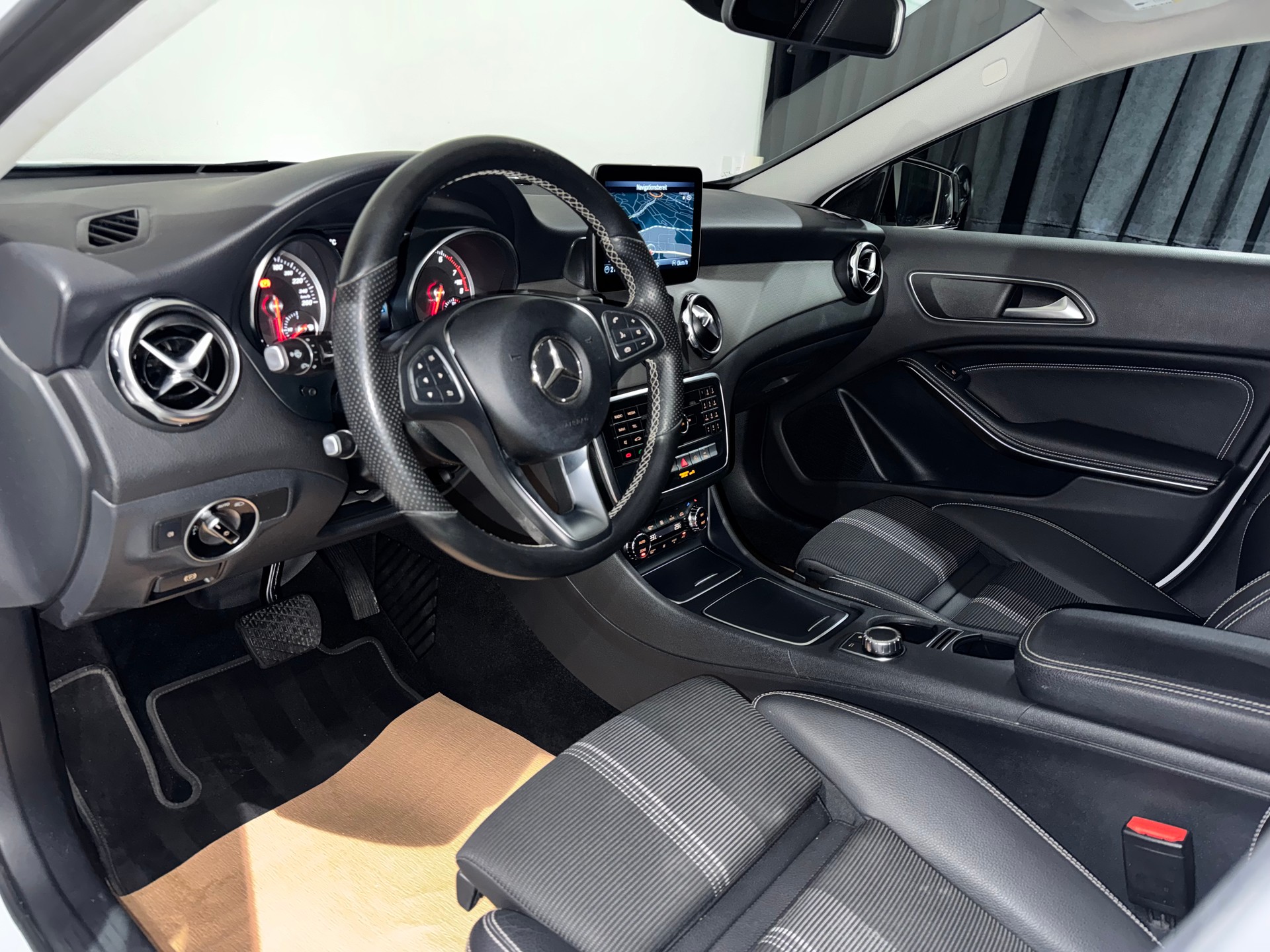 MERCEDES-BENZ GLA 200 Night Star 7G-DCT-image-9