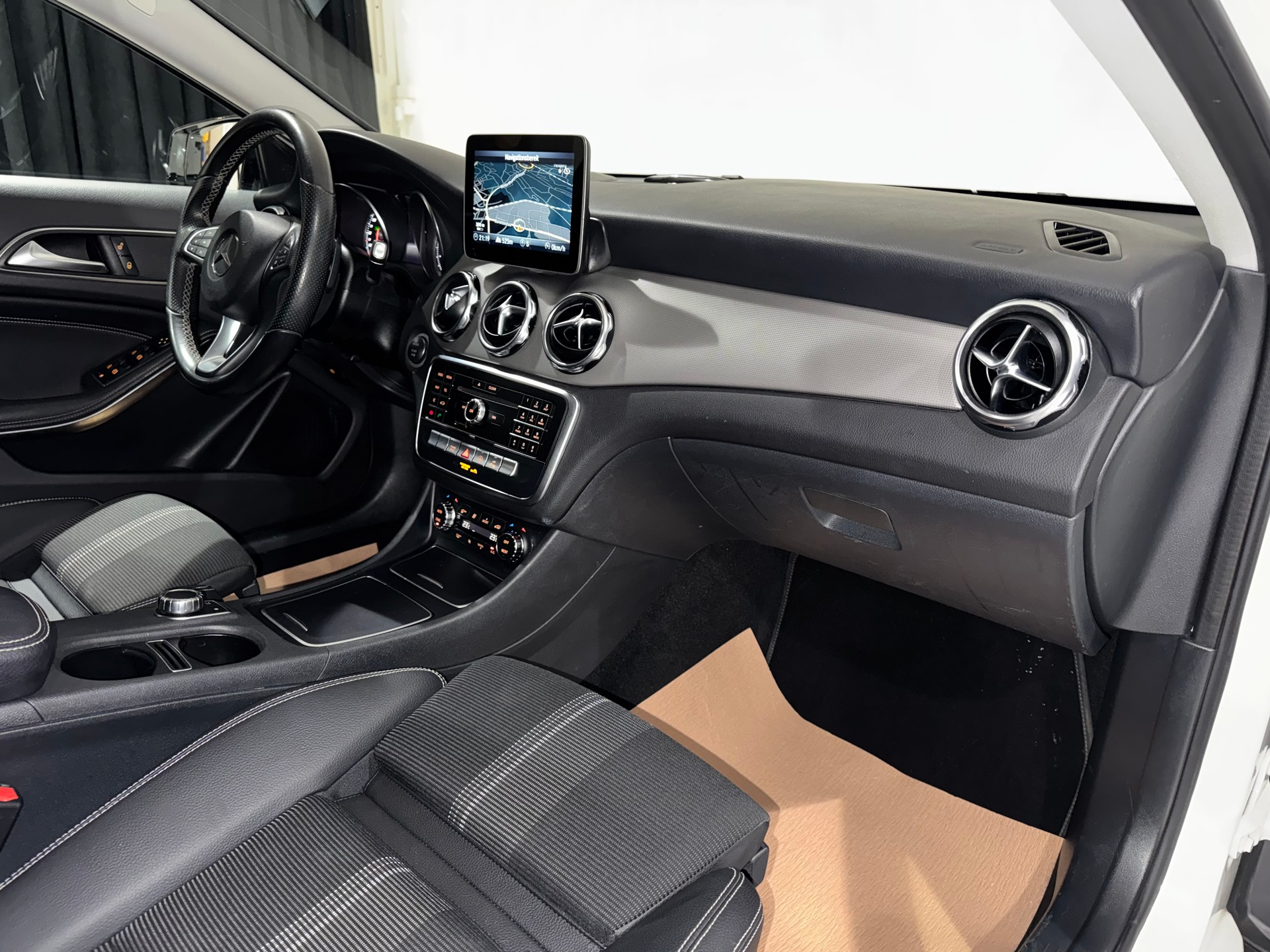 MERCEDES-BENZ GLA 200 Night Star 7G-DCT-image-10