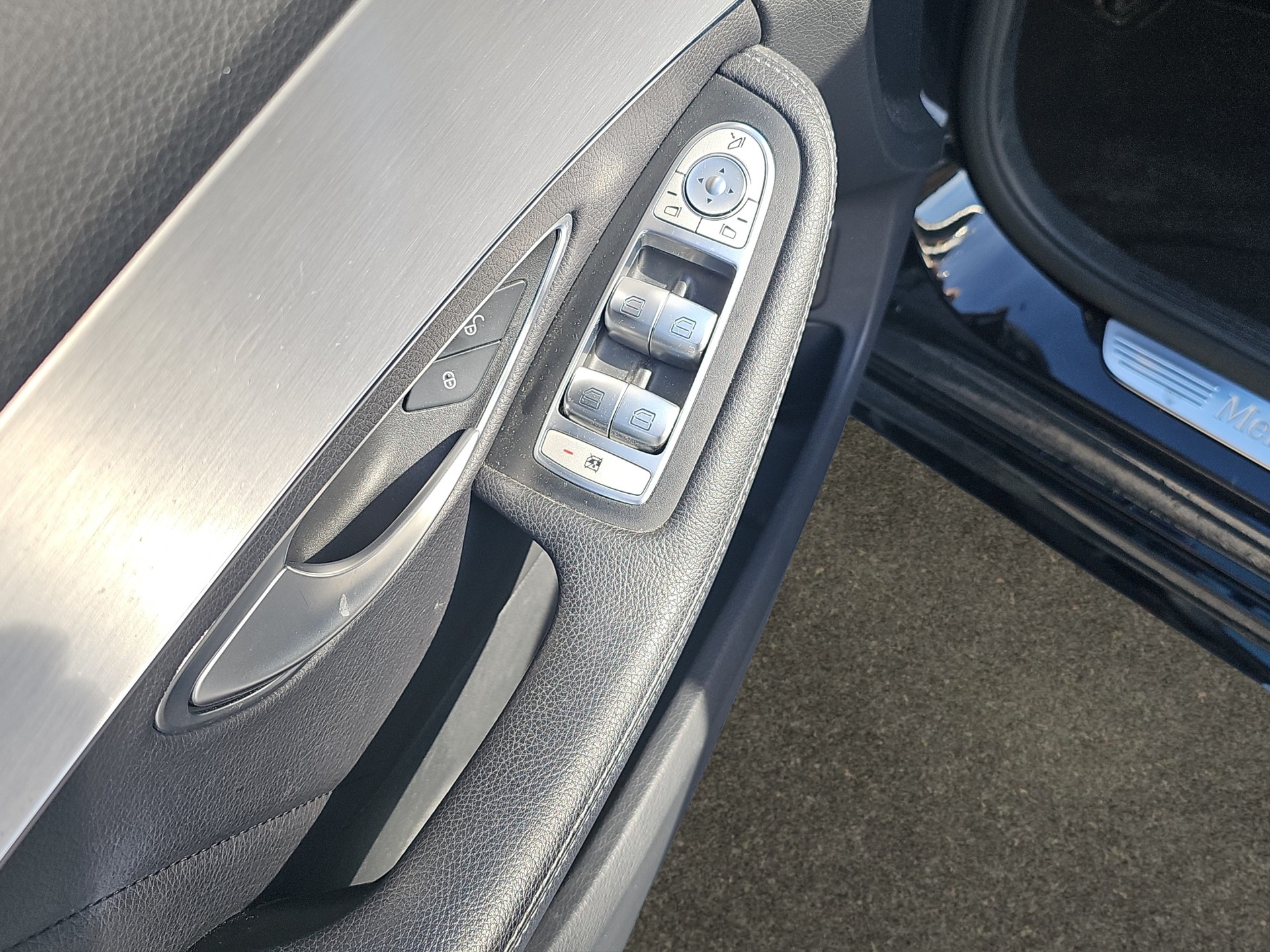 MERCEDES-BENZ C 200 AMG Line 4Matic 9G-Tronic-image-14