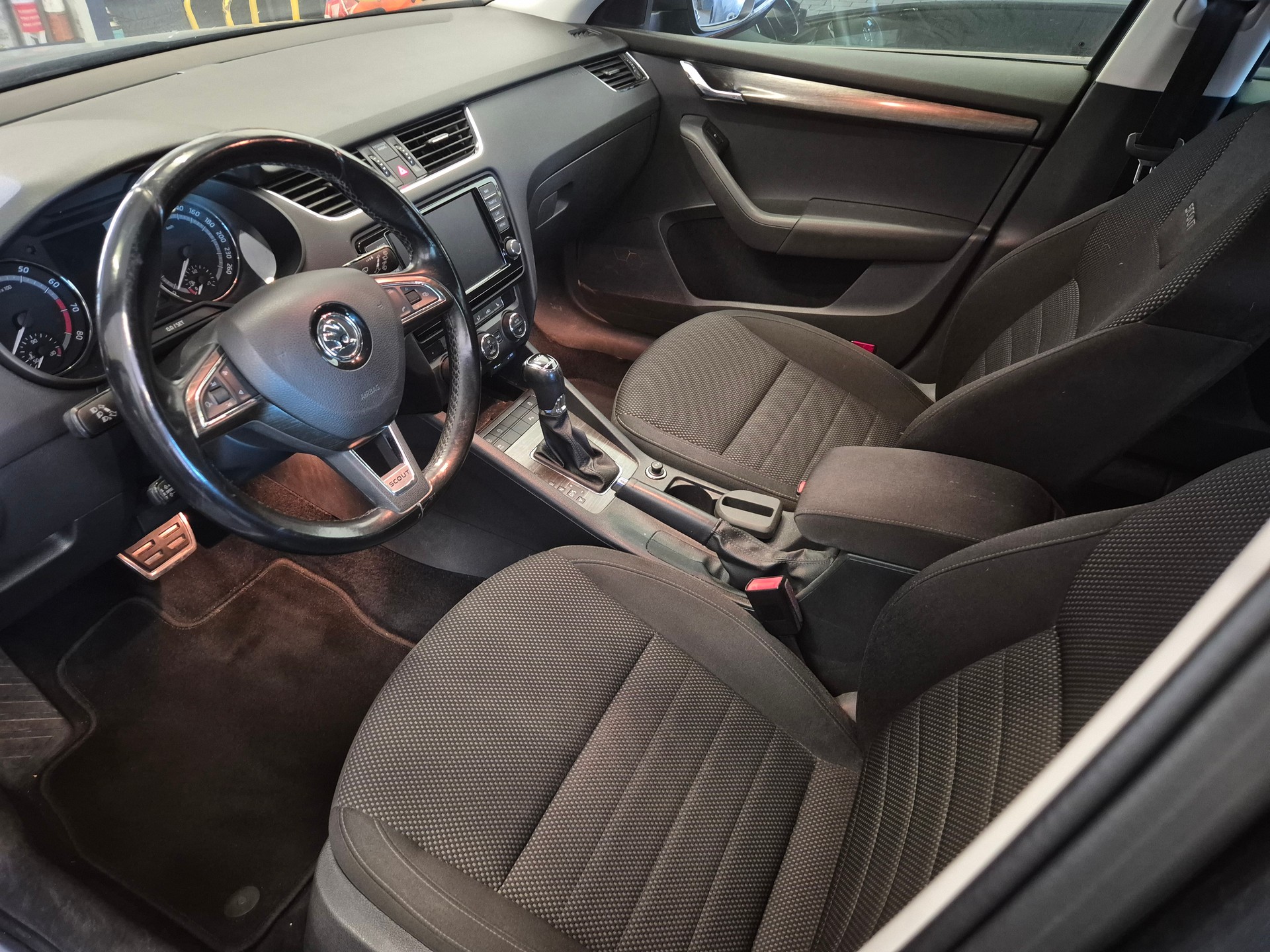 SKODA Octavia Combi 1.8 TSI Scout 4x4 DSG-image-3
