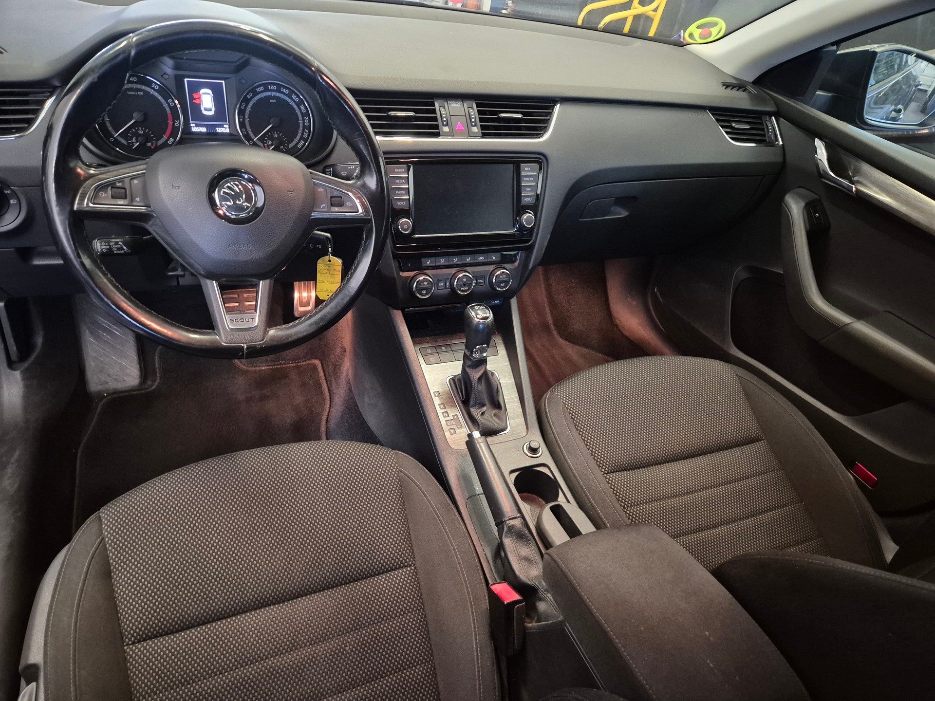 SKODA Octavia Combi 1.8 TSI Scout 4x4 DSG-image-2