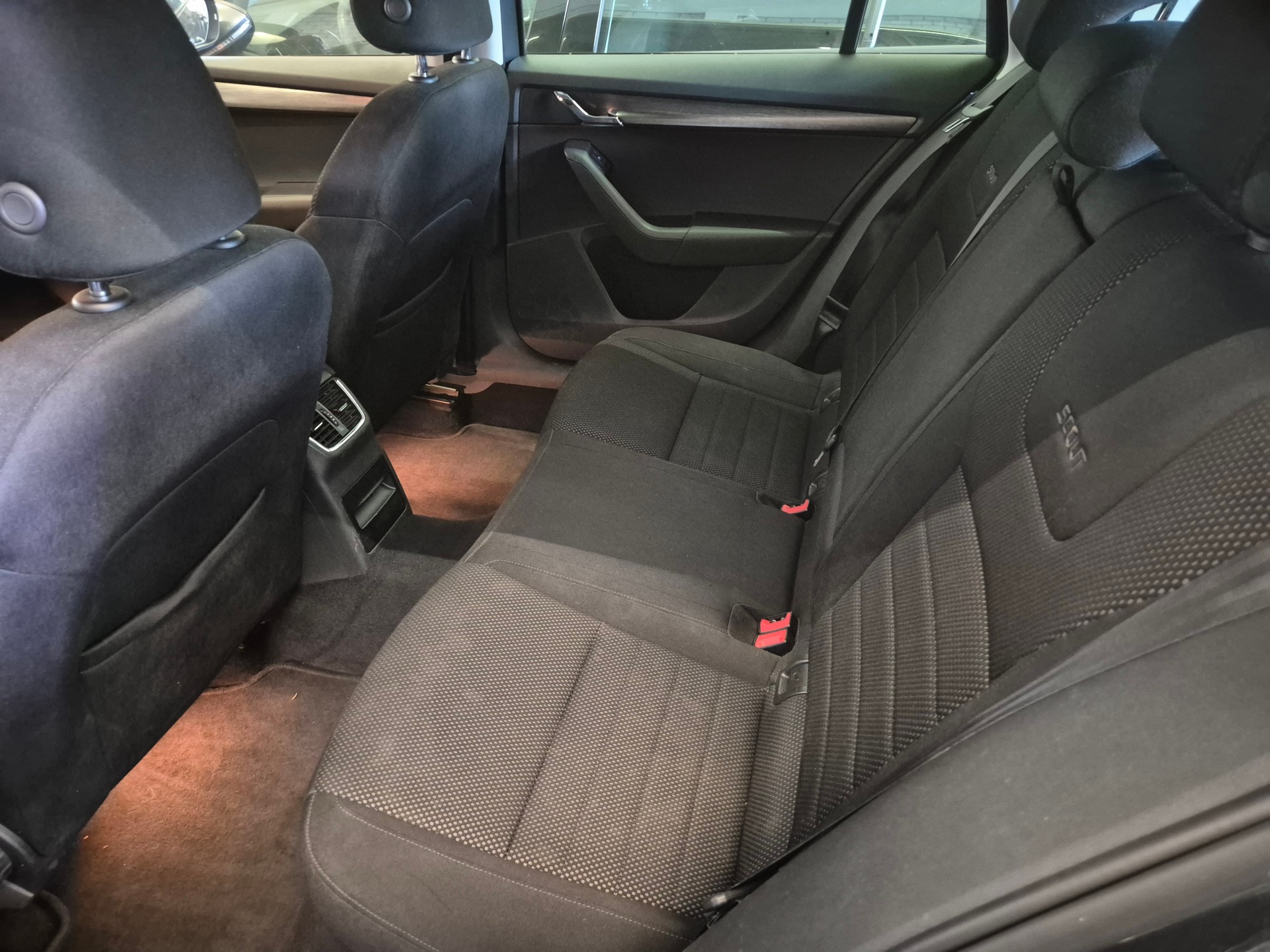 SKODA Octavia Combi 1.8 TSI Scout 4x4 DSG-image-4