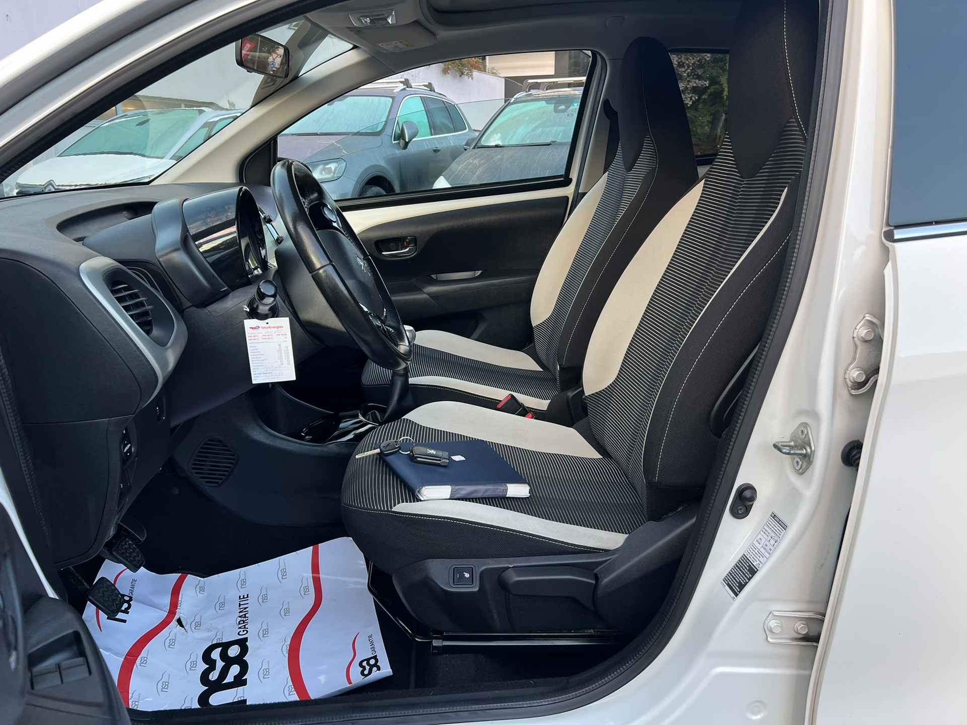PEUGEOT 108 1.2 VTi Allure-image-7