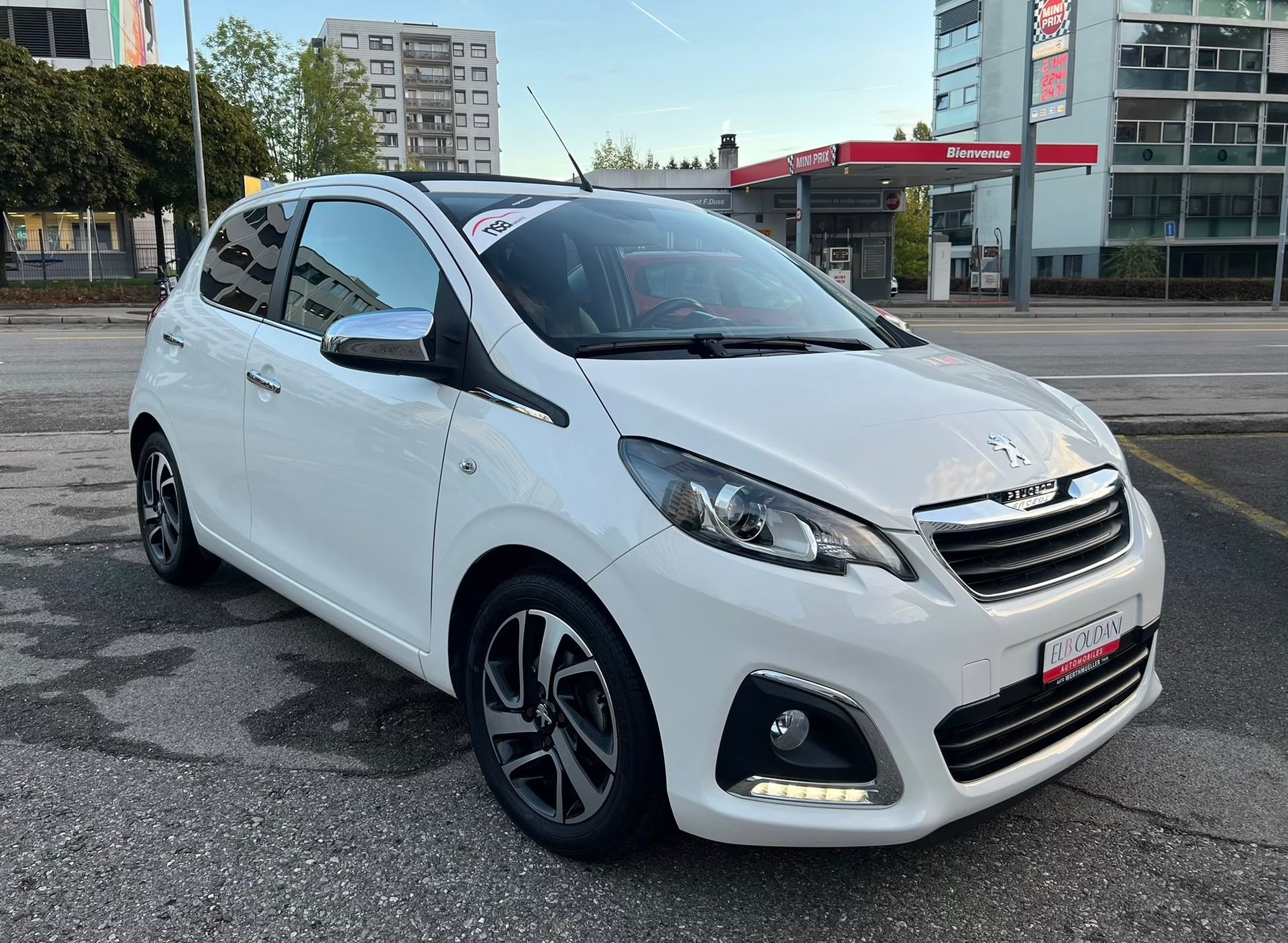 PEUGEOT 108 1.2 VTi Allure-image-0