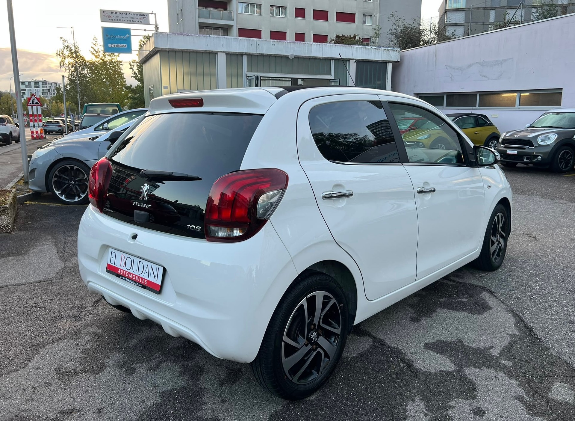 PEUGEOT 108 1.2 VTi Allure-image-3
