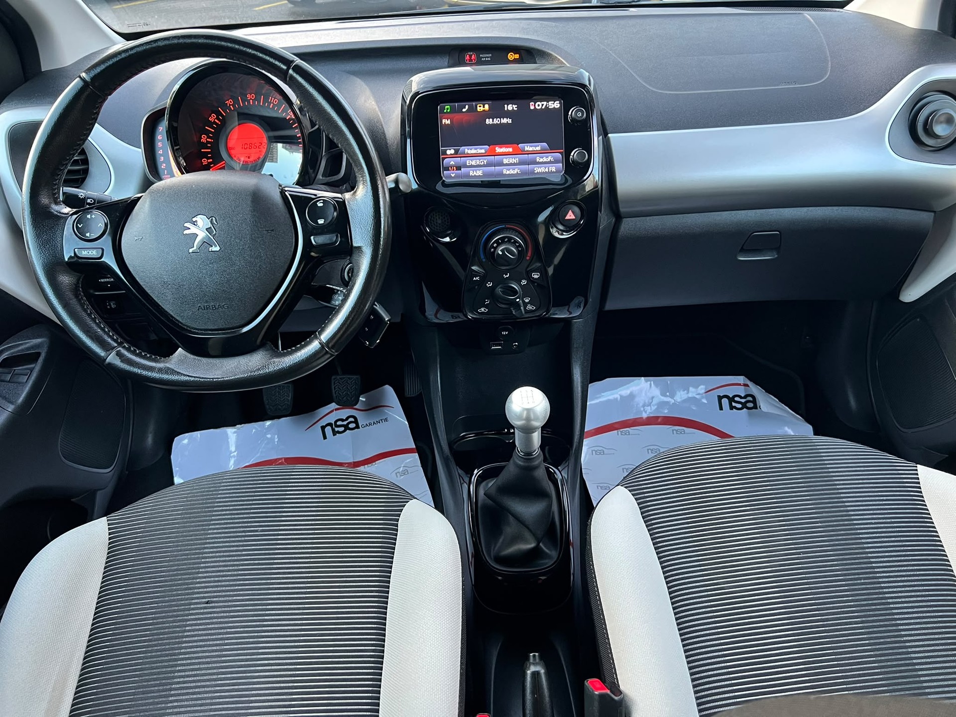 PEUGEOT 108 1.2 VTi Allure-image-9