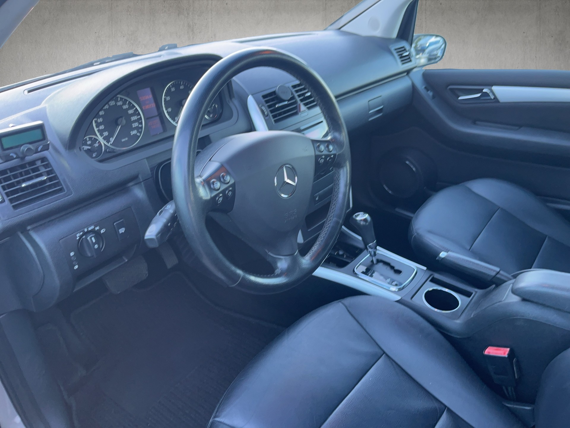 MERCEDES-BENZ A 200 Avantgarde-image-14