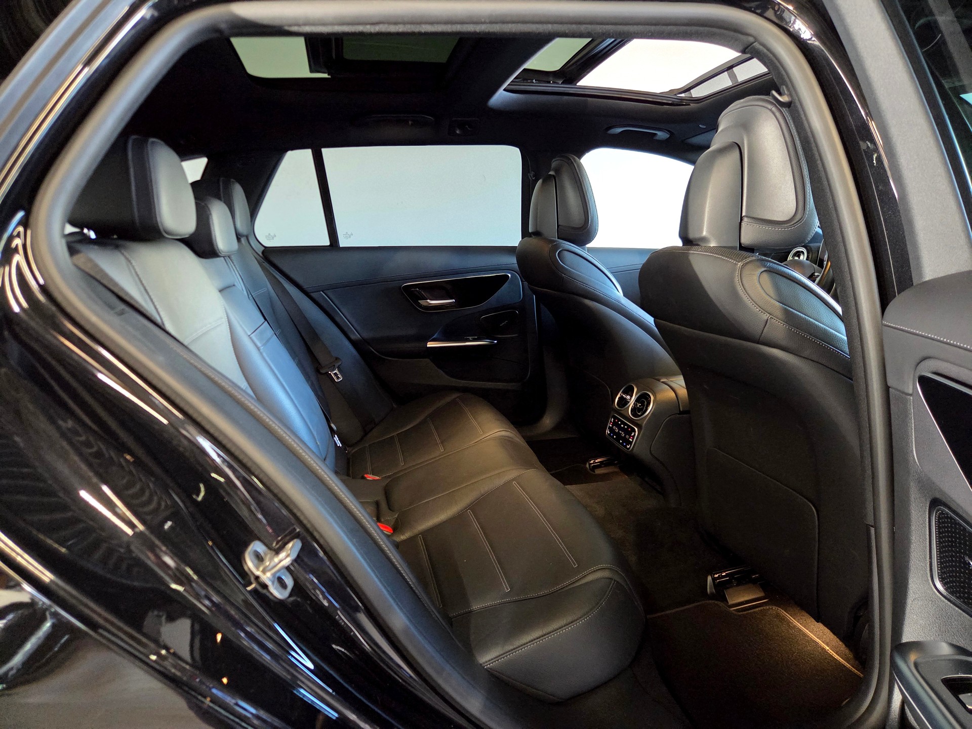 MERCEDES-BENZ C 300 e AMG Line Kombi-image-23
