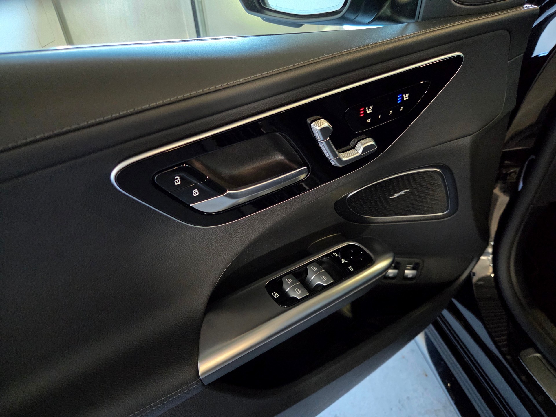 MERCEDES-BENZ C 300 e AMG Line Kombi-image-15
