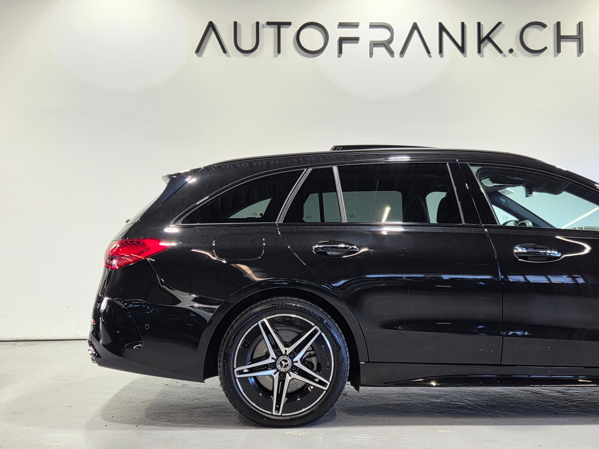 MERCEDES-BENZ C 300 e AMG Line Kombi-image-17