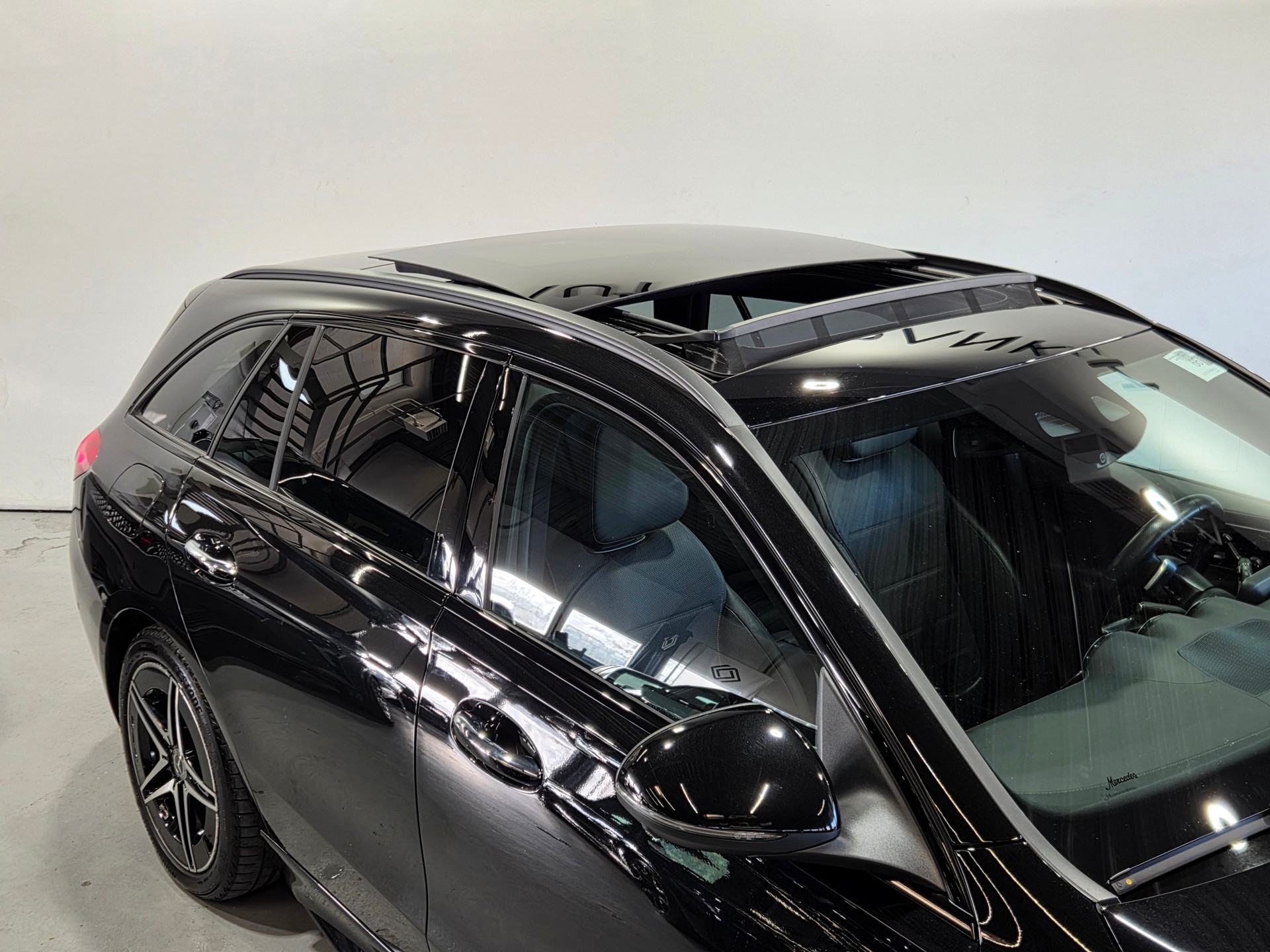 MERCEDES-BENZ C 300 e AMG Line Kombi-image-10