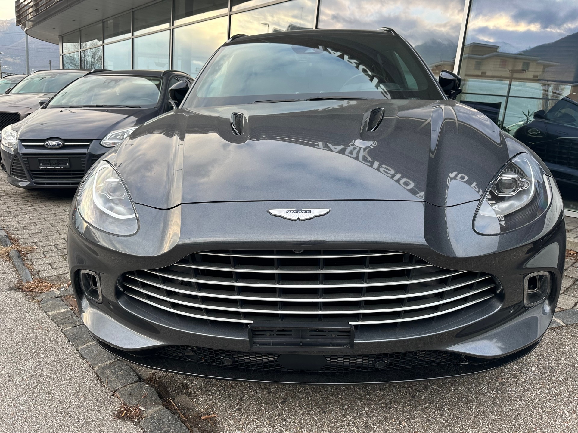 ASTON MARTIN DBX 4.0 V8-image-2