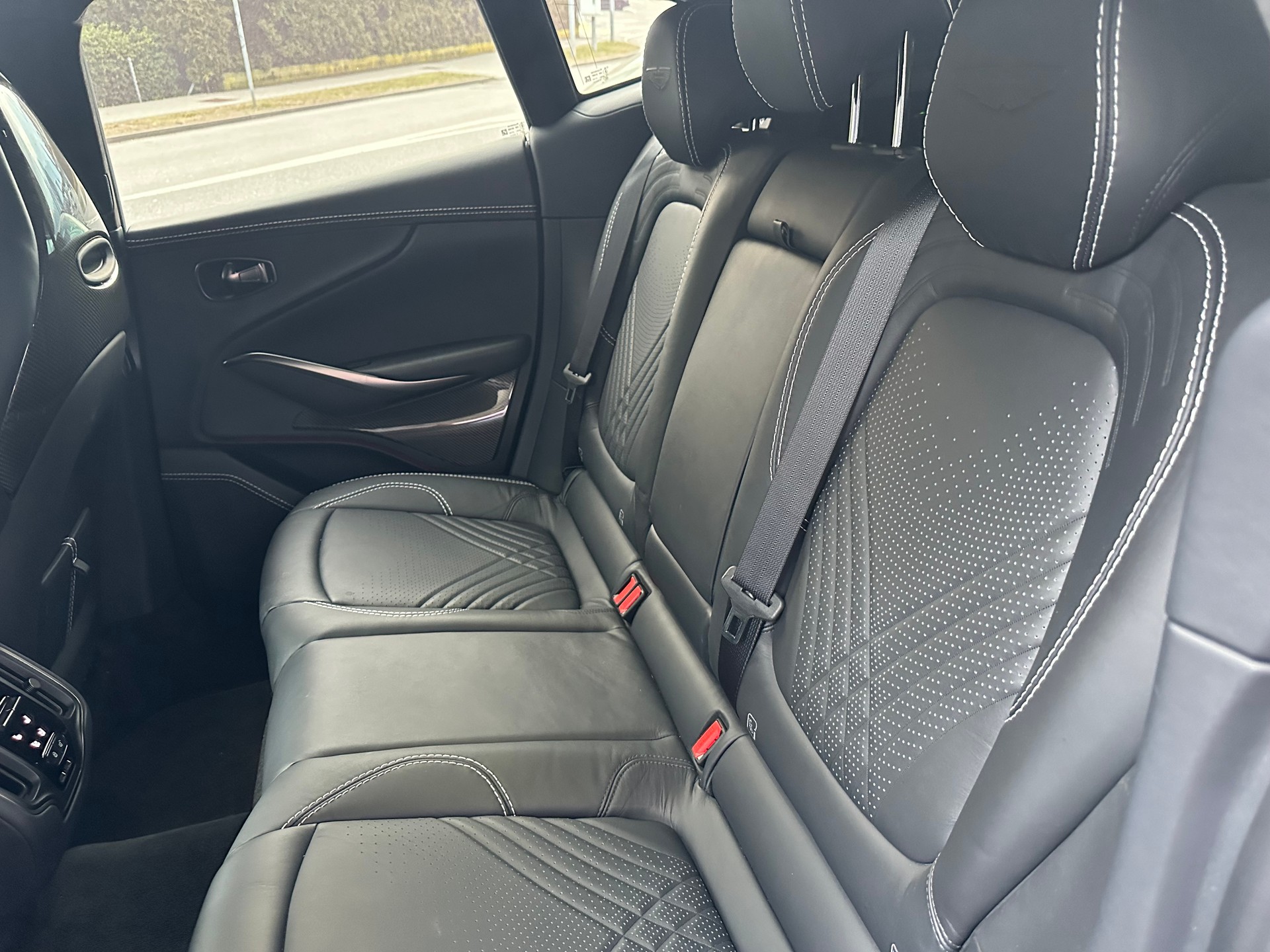 ASTON MARTIN DBX 4.0 V8-image-8