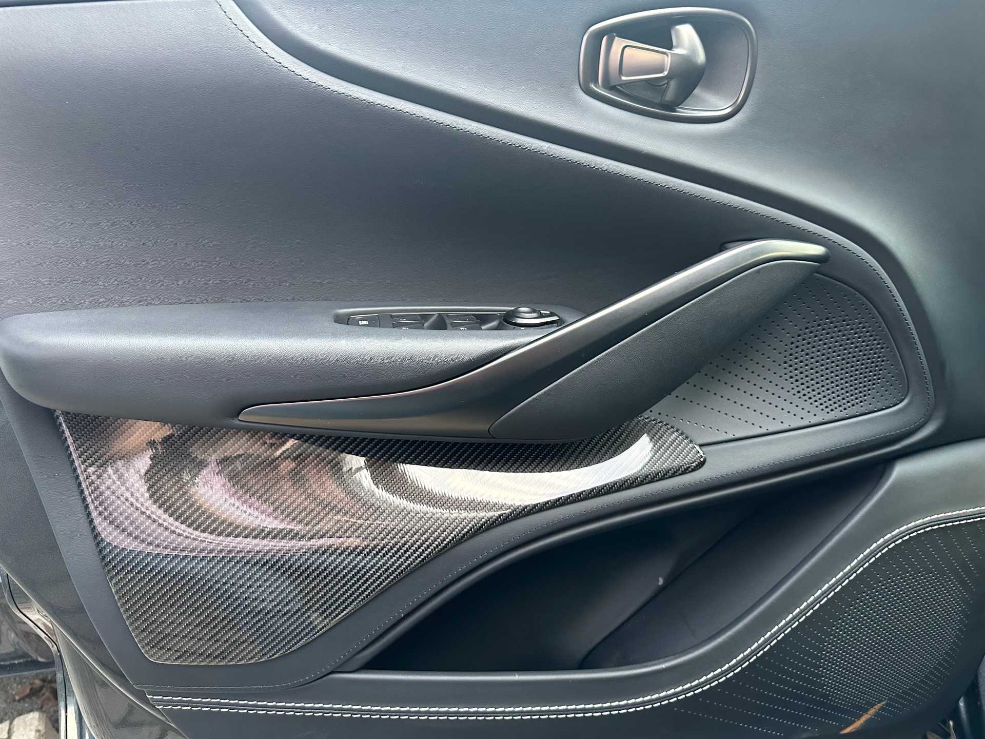 ASTON MARTIN DBX 4.0 V8-image-6
