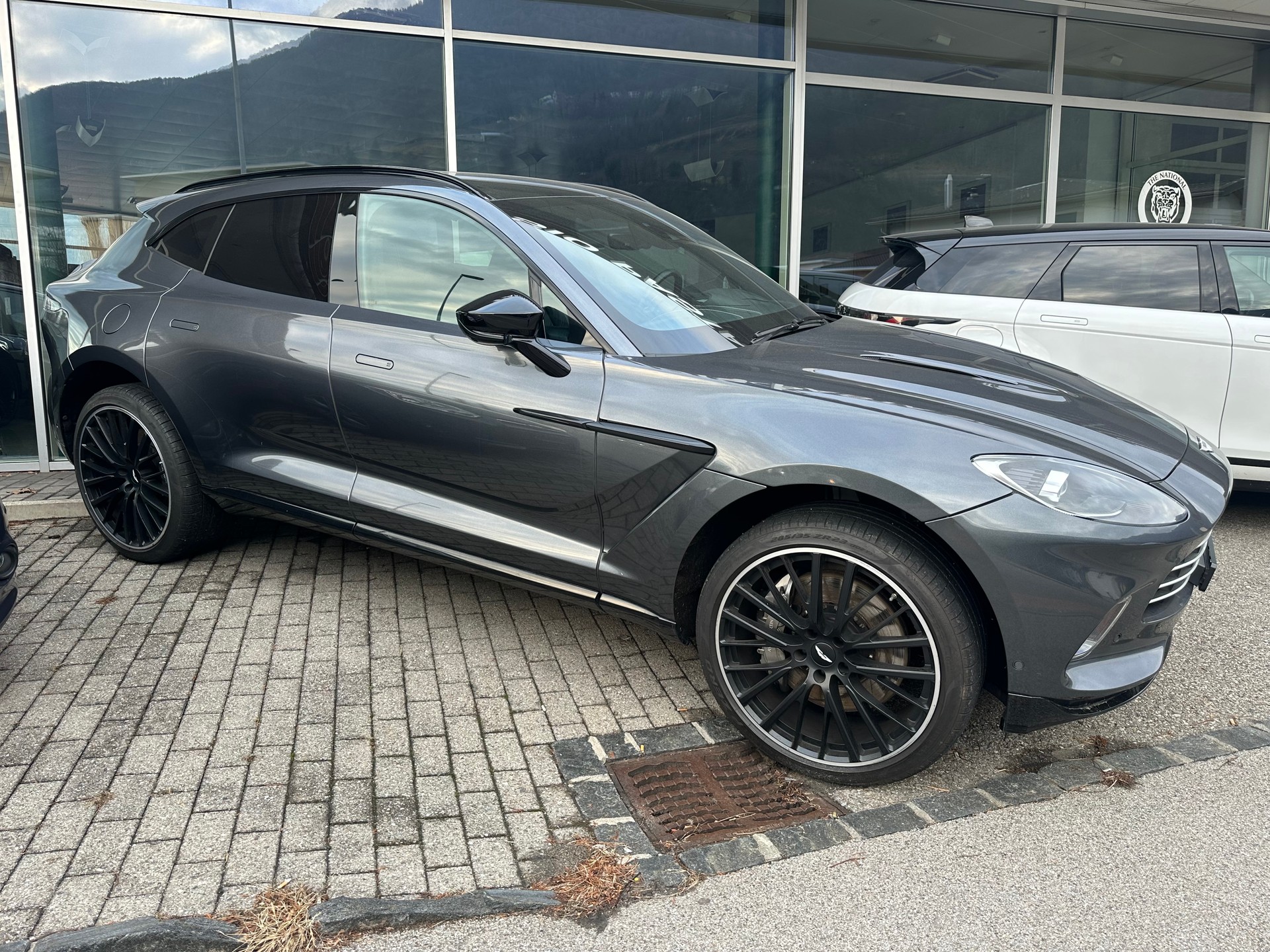ASTON MARTIN DBX 4.0 V8-image-3
