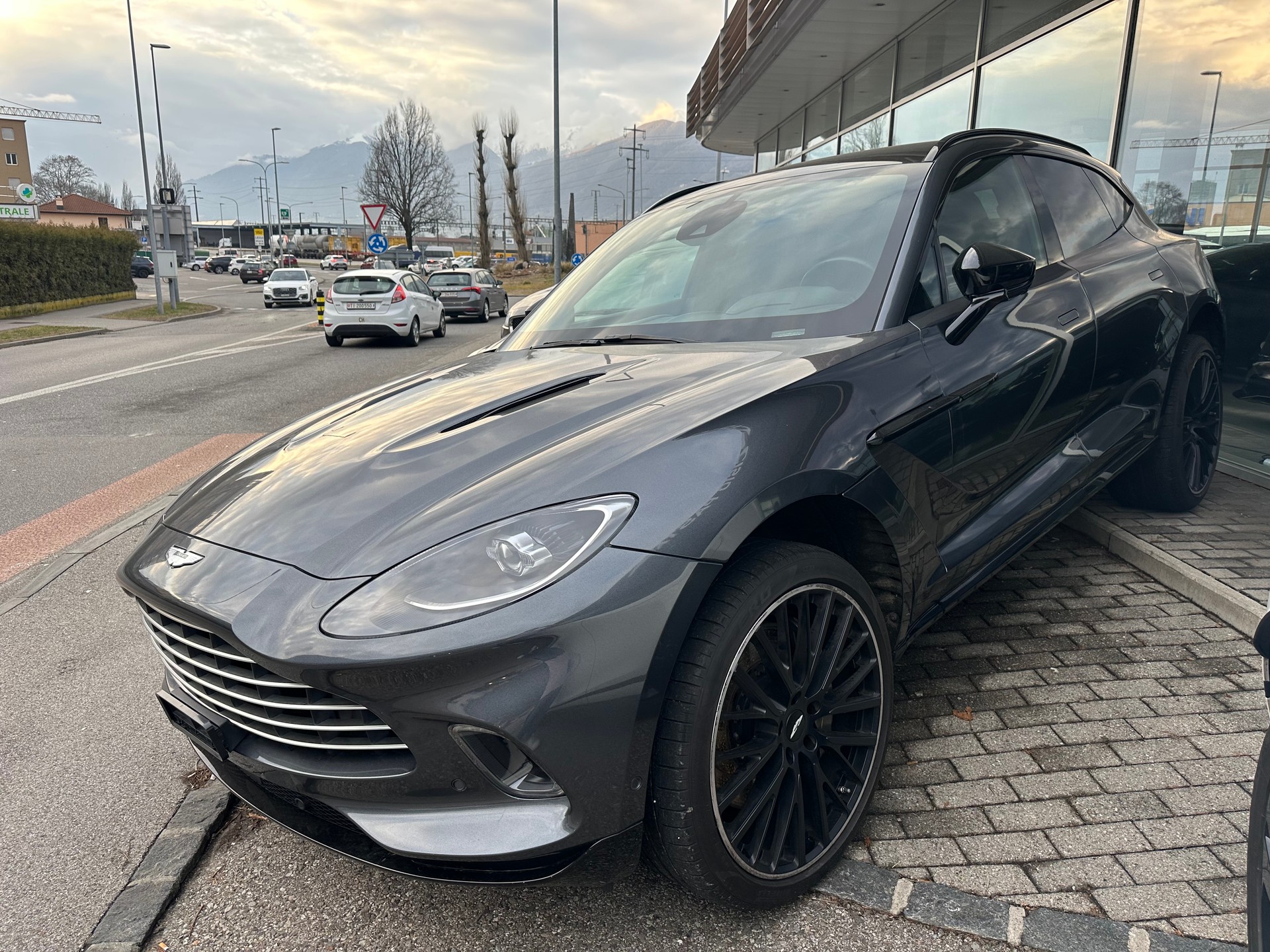 ASTON MARTIN DBX 4.0 V8-image-0