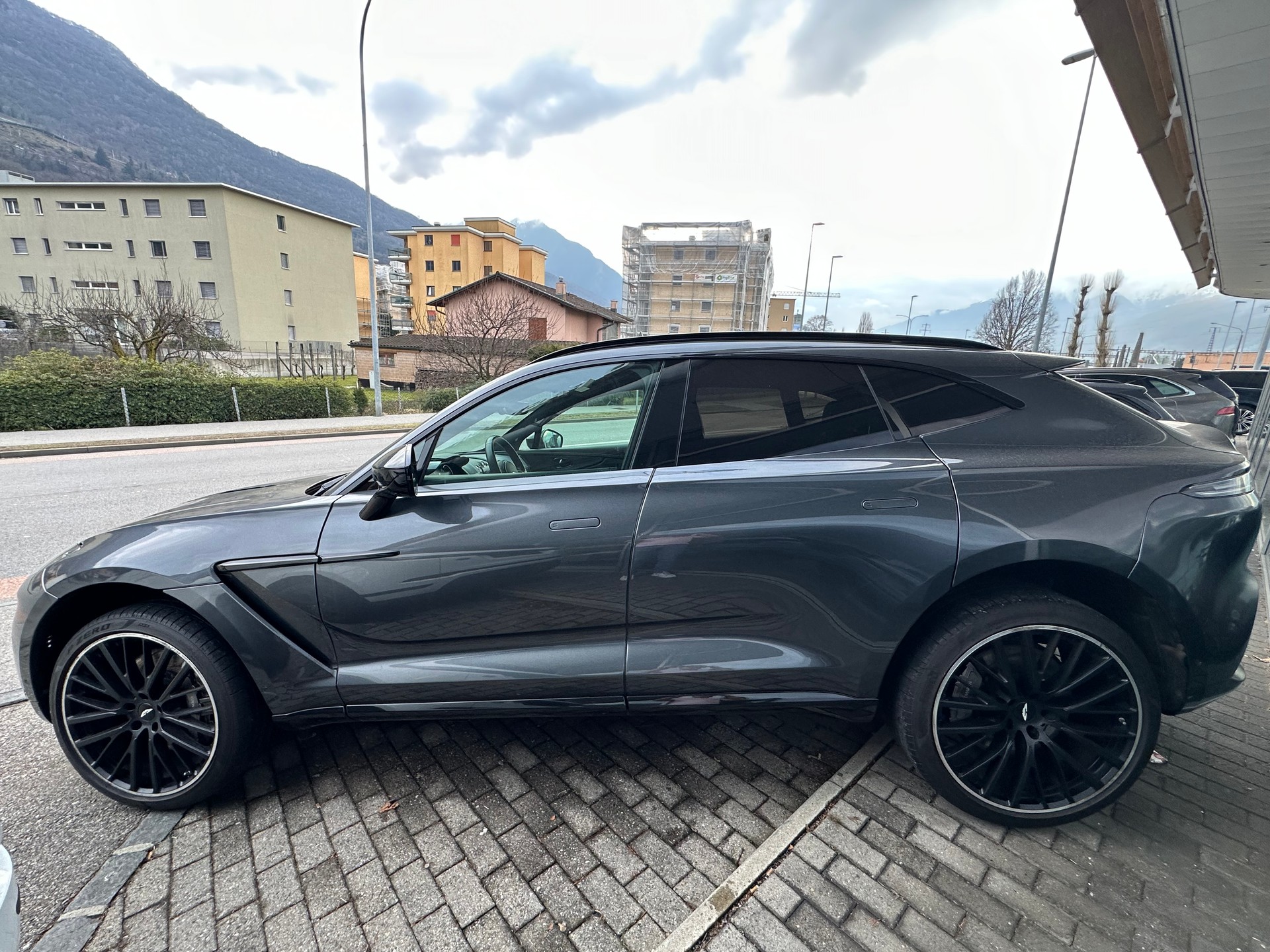 ASTON MARTIN DBX 4.0 V8-image-1