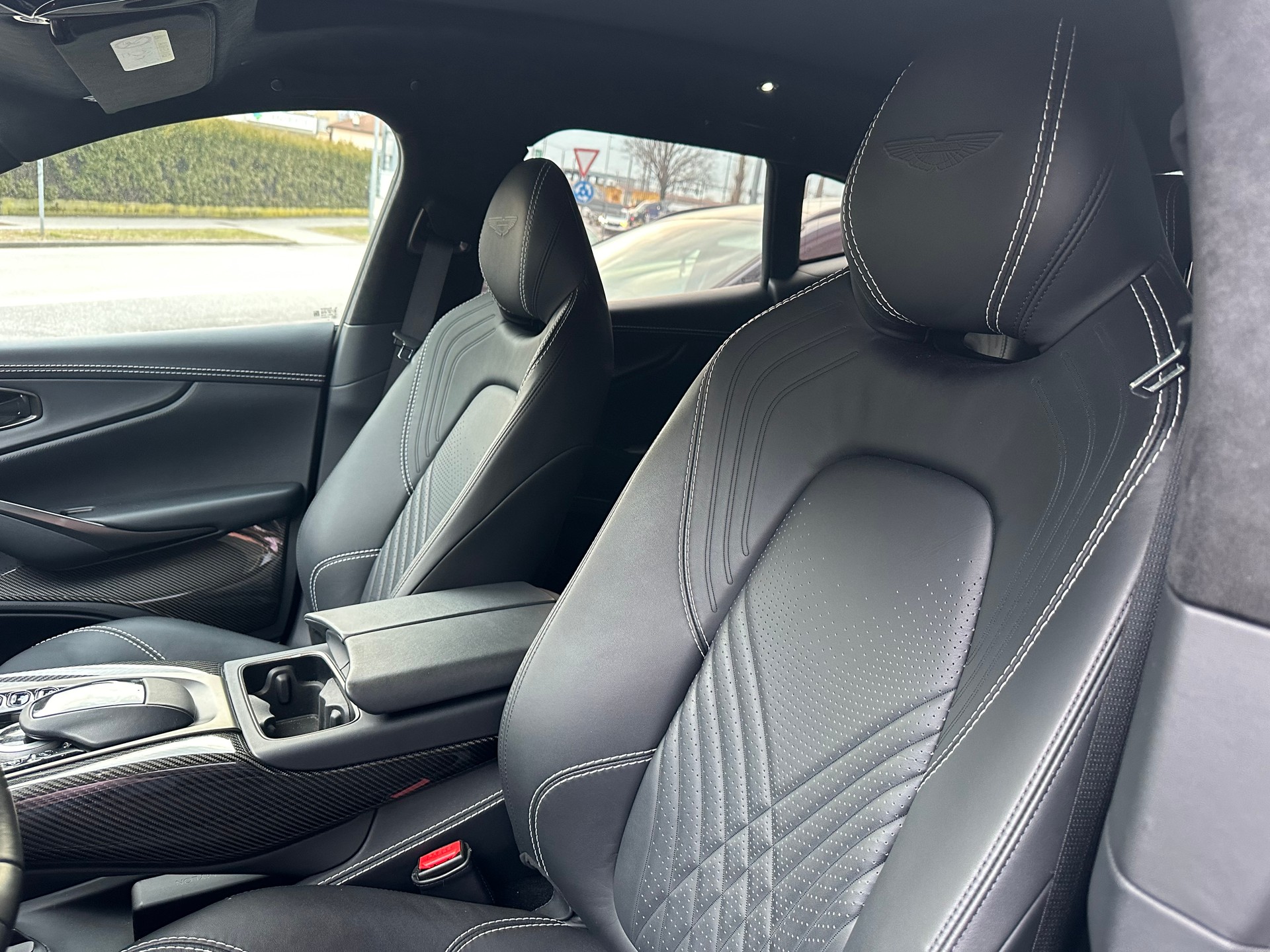 ASTON MARTIN DBX 4.0 V8-image-5