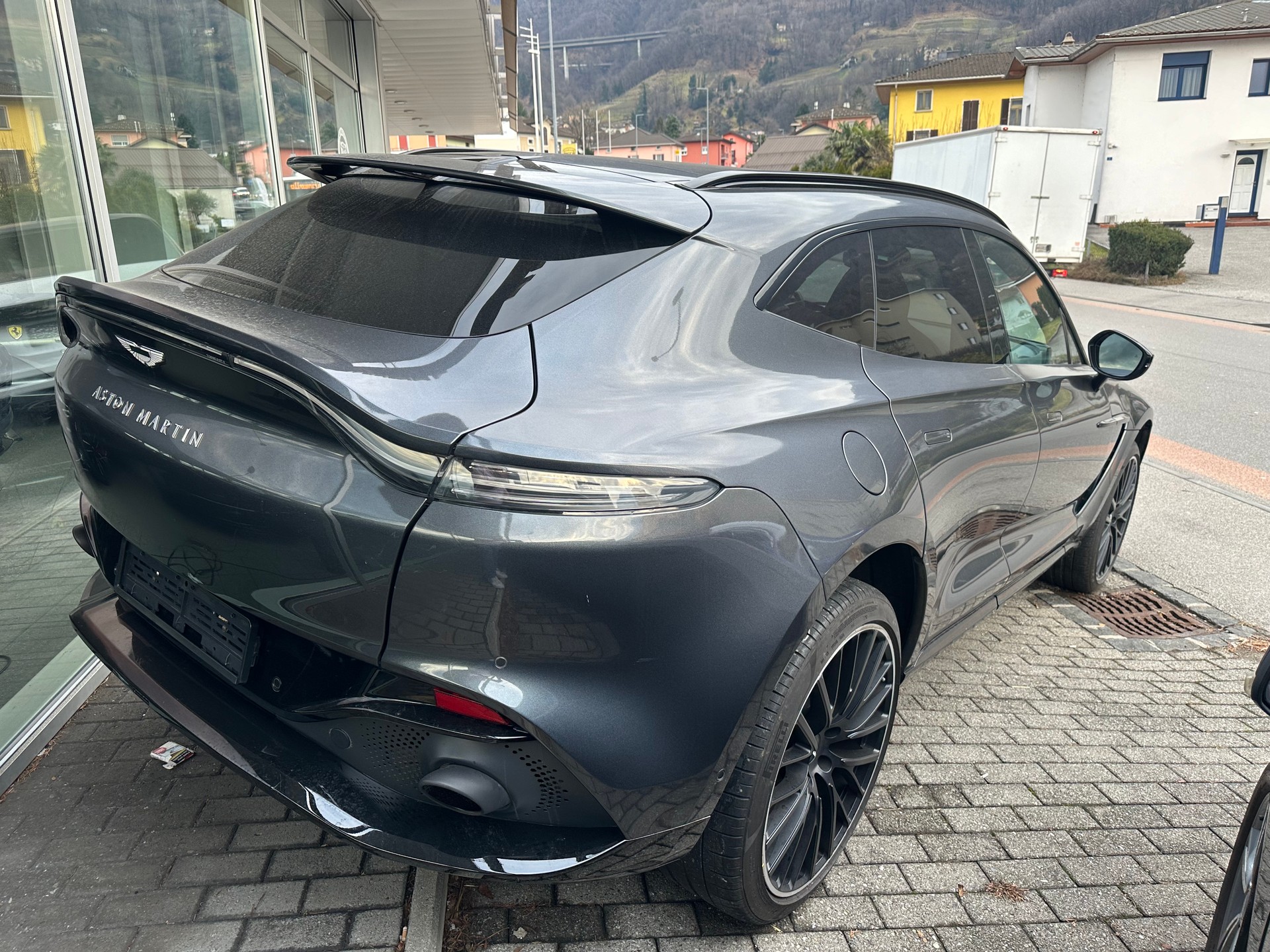 ASTON MARTIN DBX 4.0 V8-image-4