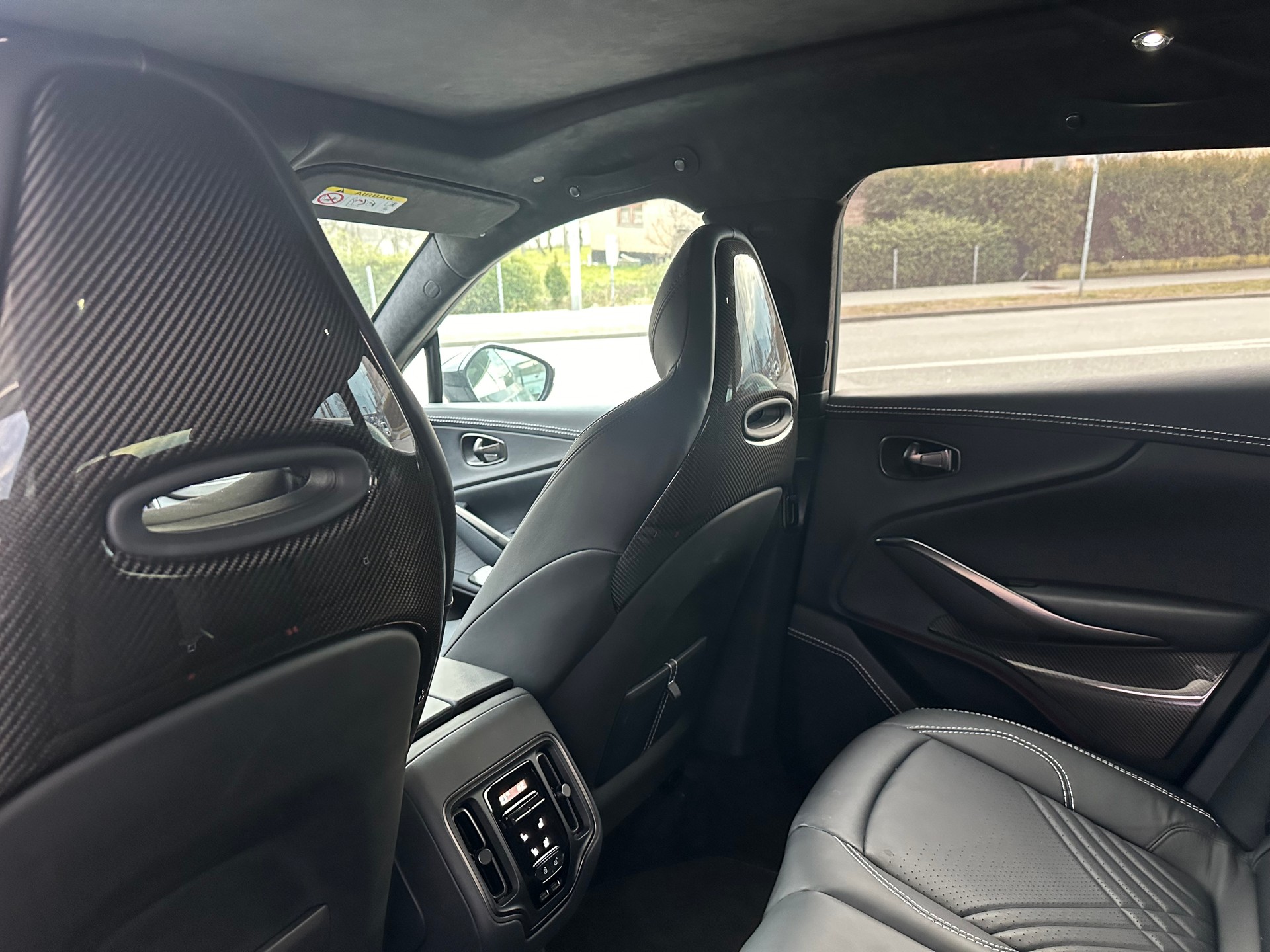 ASTON MARTIN DBX 4.0 V8-image-7