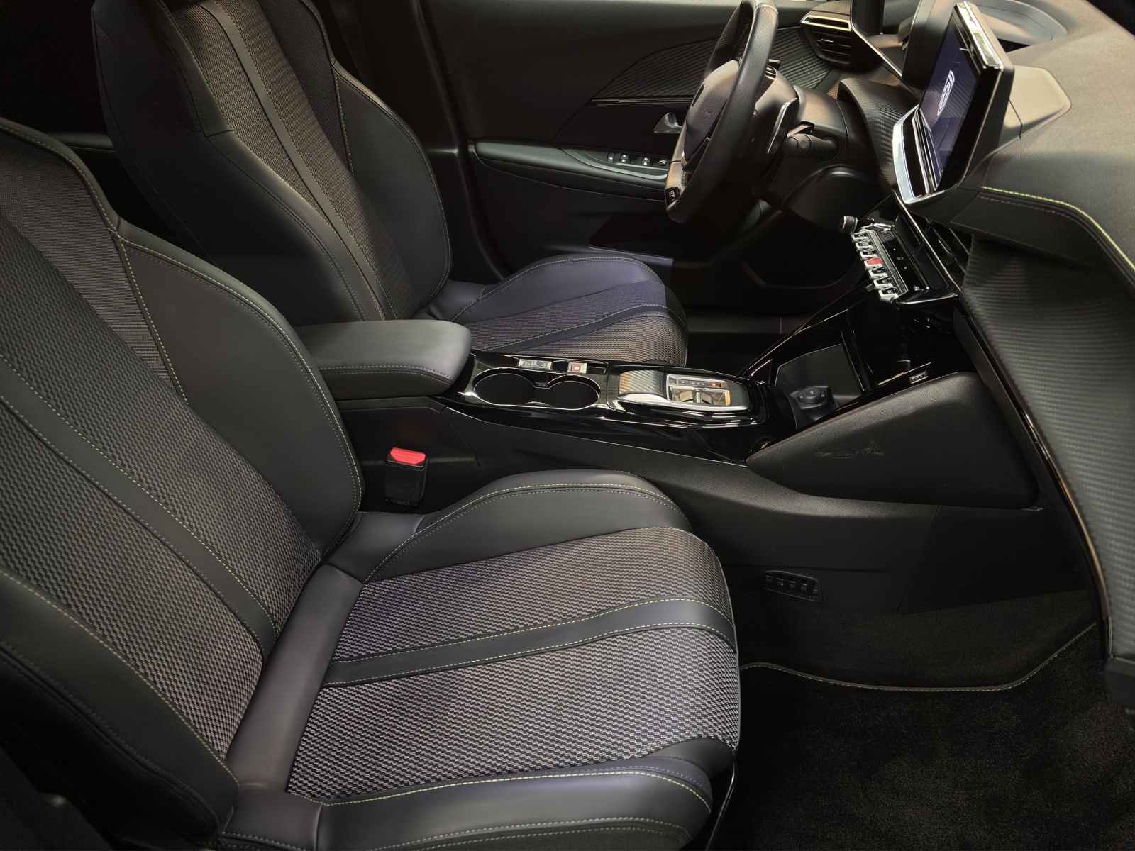 PEUGEOT 2008 1.2 145 MHEV GT-image-10