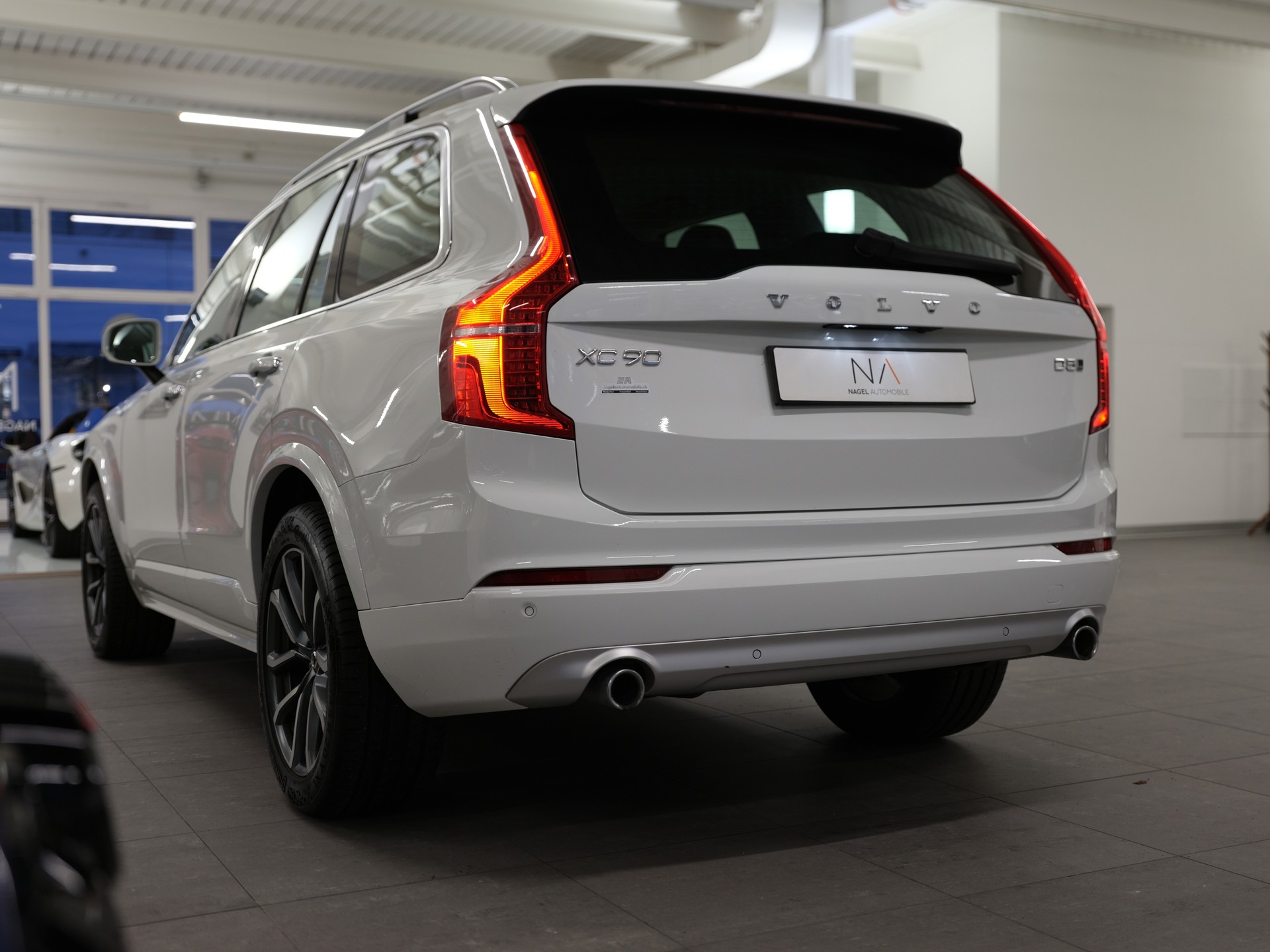 VOLVO XC90 D5 AWD Momentum Geartronic *Surround View* *Keyless Drive*-image-4