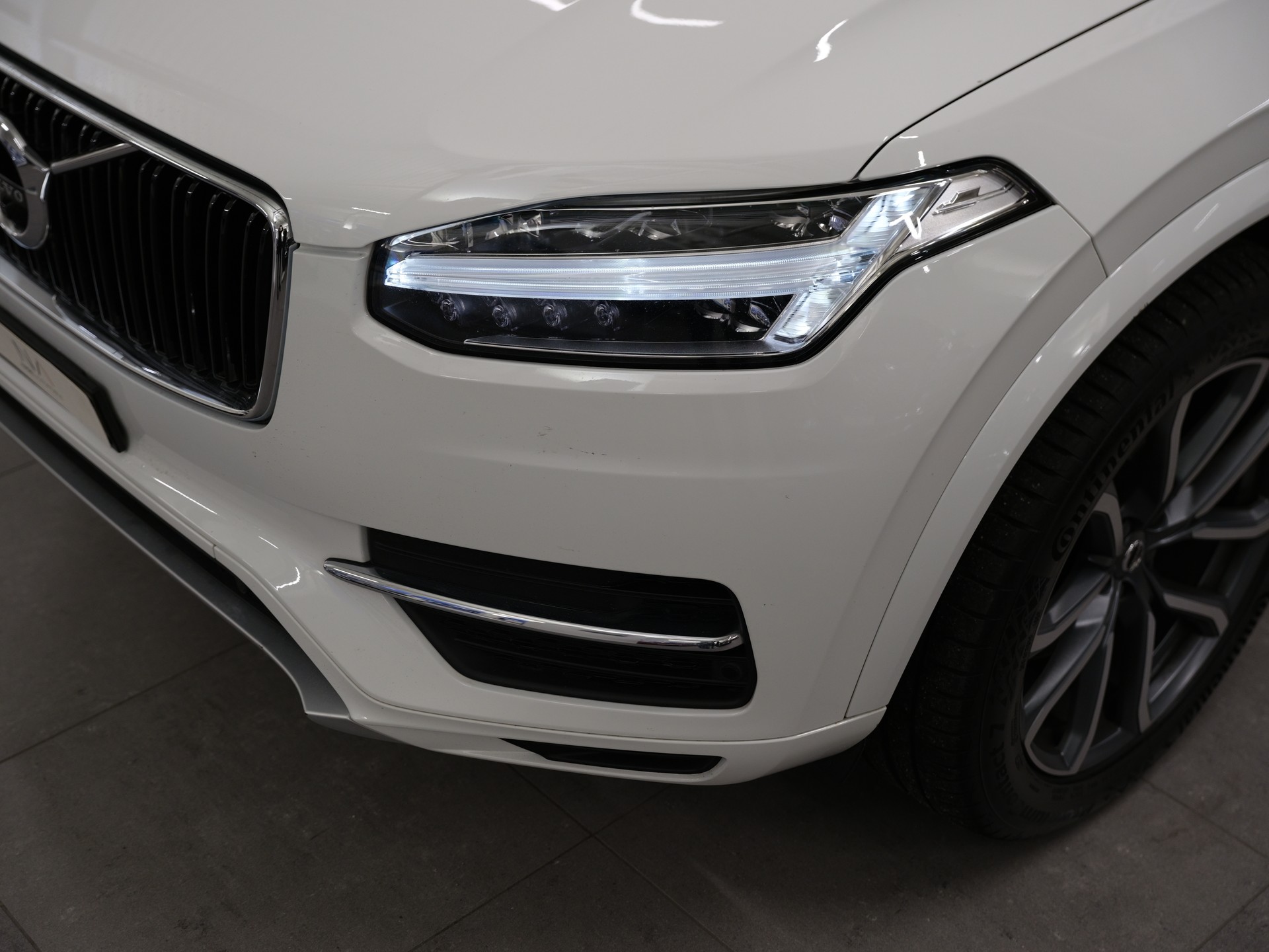VOLVO XC90 D5 AWD Momentum Geartronic *Surround View* *Keyless Drive*-image-10