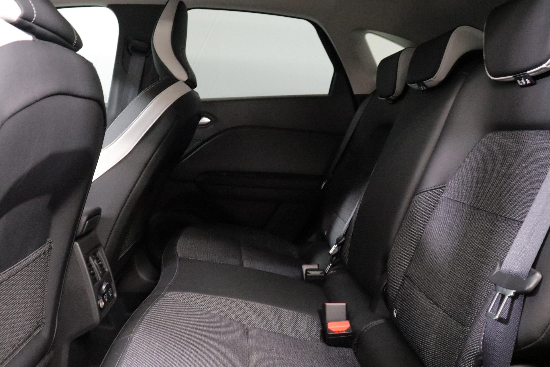 MITSUBISHI ASX 1.6 HEV Intense-showroom-element-3
