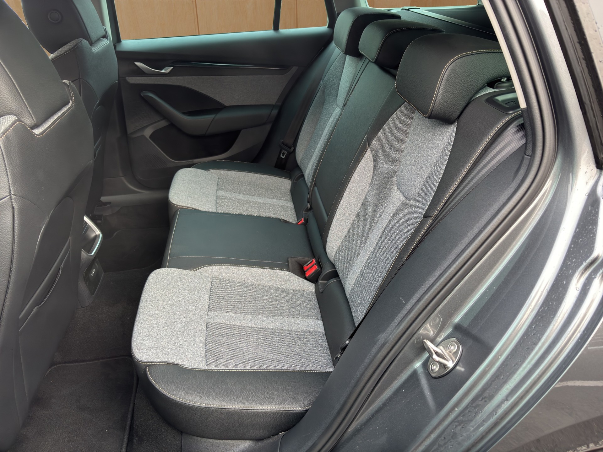 SKODA Octavia Combi 2.0 TDI DSG Selection-image-7
