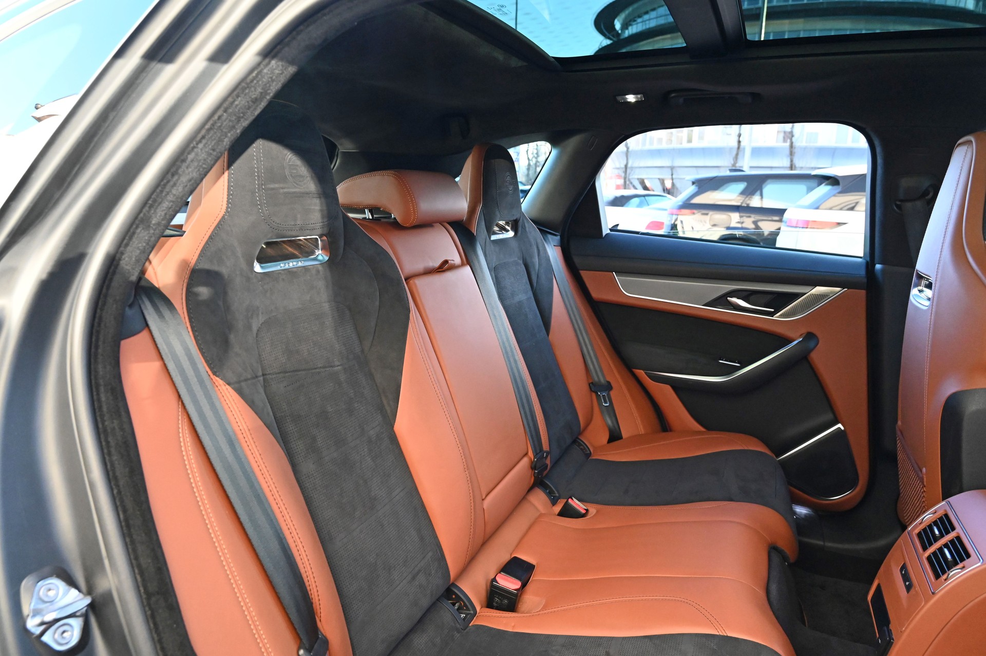 JAGUAR F-Pace 5.0 V8 SVR P550 AWD Eiger Gray / Tan-image-25
