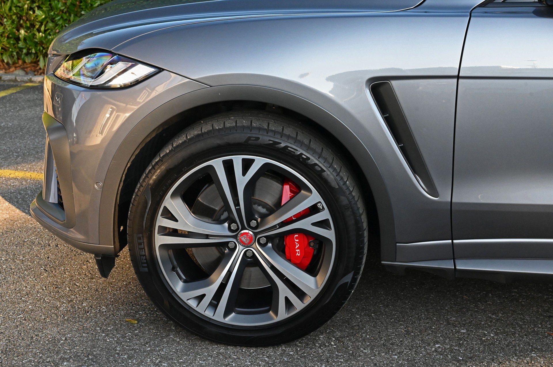 JAGUAR F-Pace 5.0 V8 SVR P550 AWD Eiger Gray / Tan-showroom-element-3