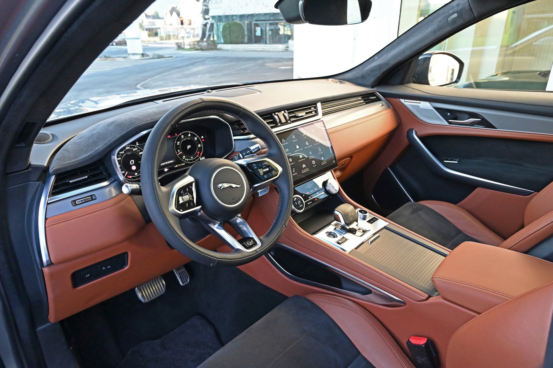 JAGUAR F-Pace 5.0 V8 SVR P550 AWD Eiger Gray / Tan-image-9