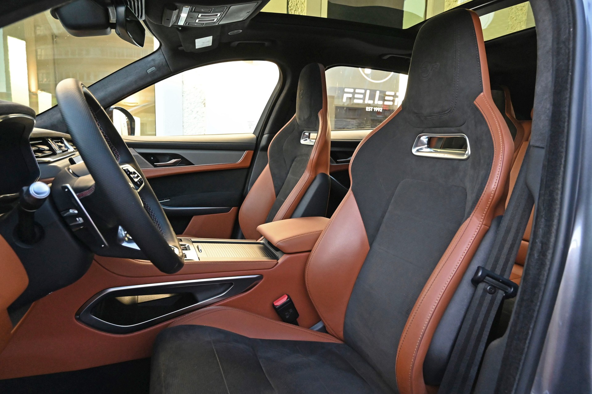 JAGUAR F-Pace 5.0 V8 SVR P550 AWD Eiger Gray / Tan-image-10
