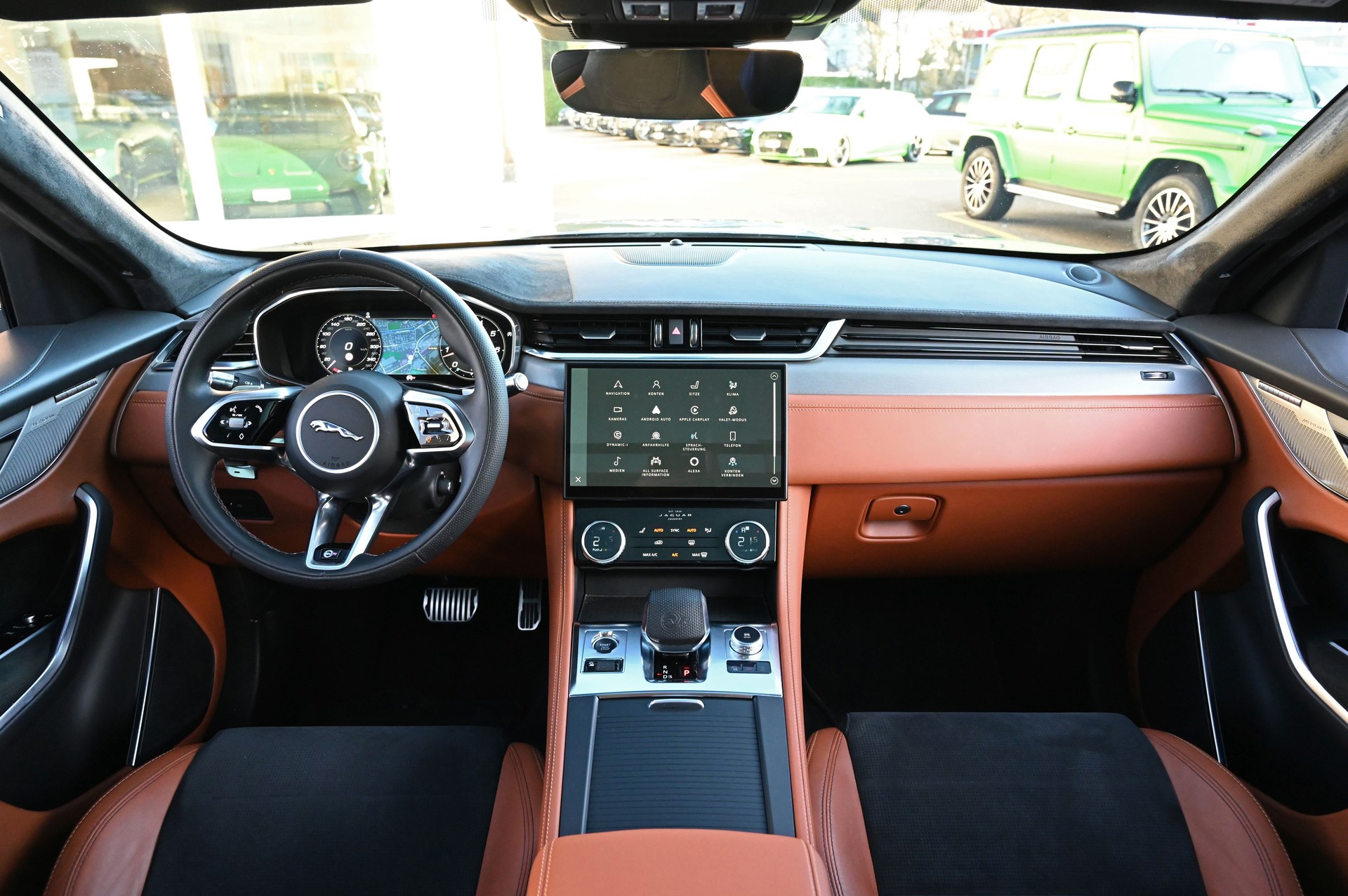 JAGUAR F-Pace 5.0 V8 SVR P550 AWD Eiger Gray / Tan-image-12