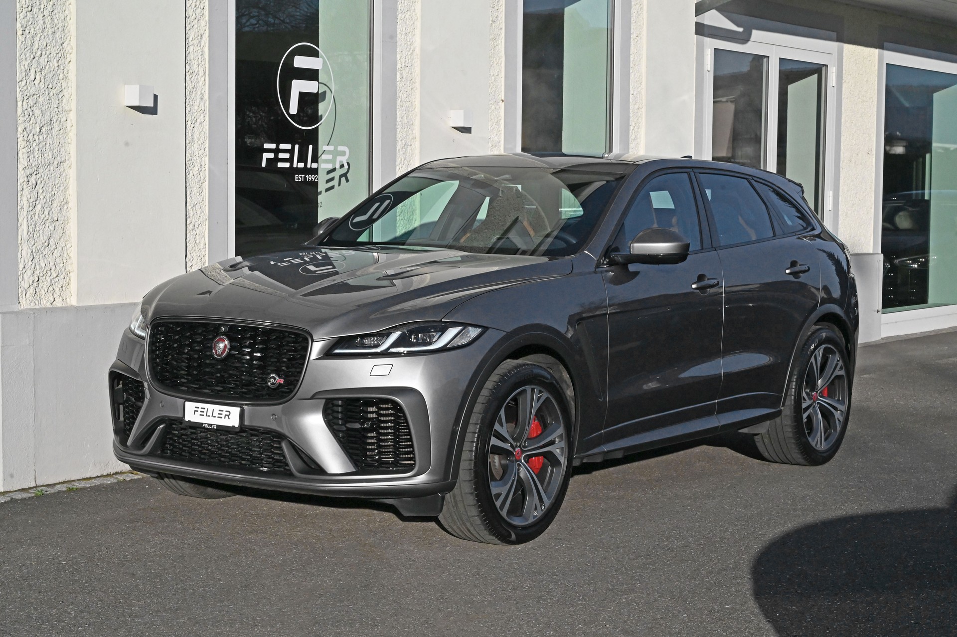 JAGUAR F-Pace 5.0 V8 SVR P550 AWD Eiger Gray / Tan