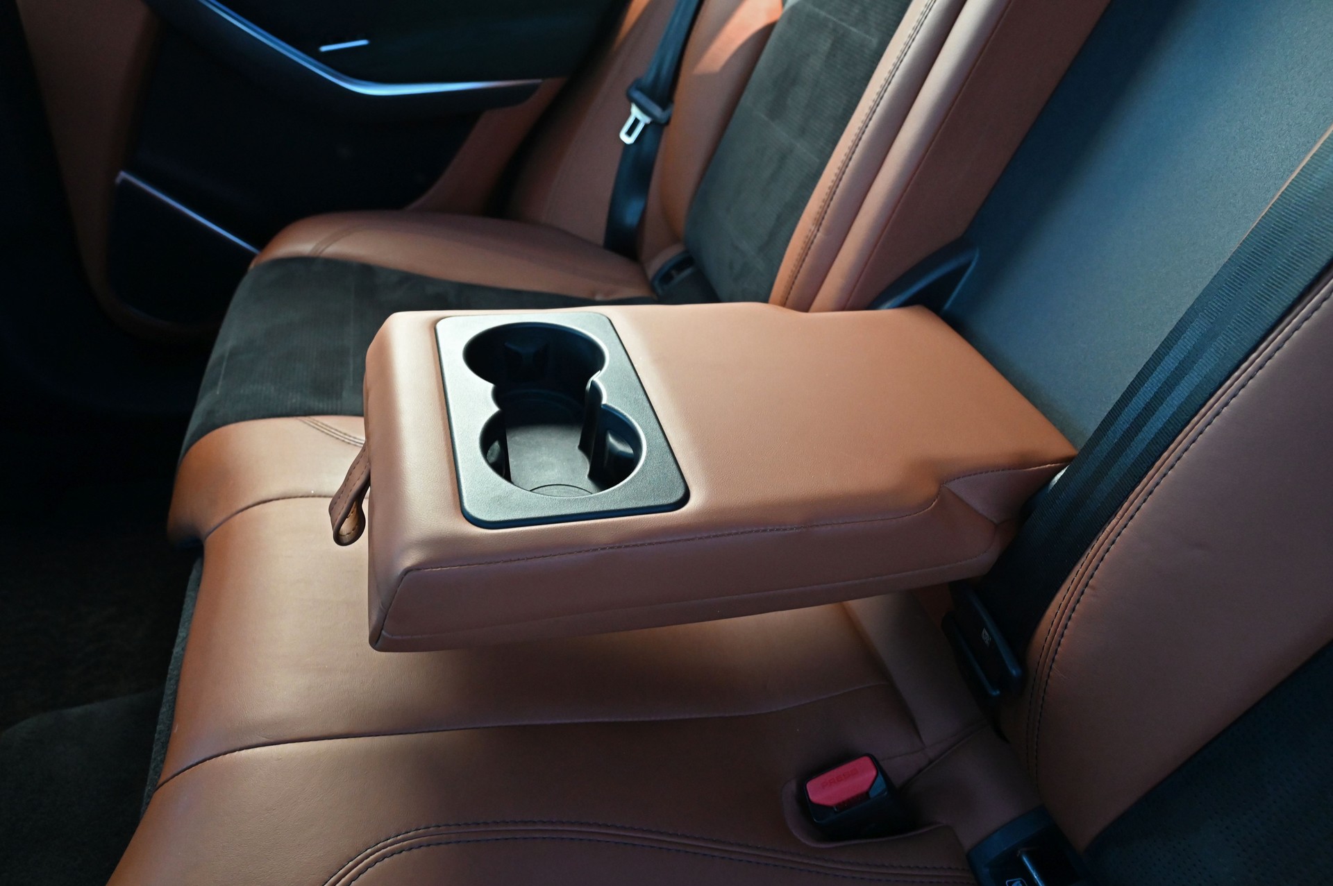JAGUAR F-Pace 5.0 V8 SVR P550 AWD Eiger Gray / Tan-image-22