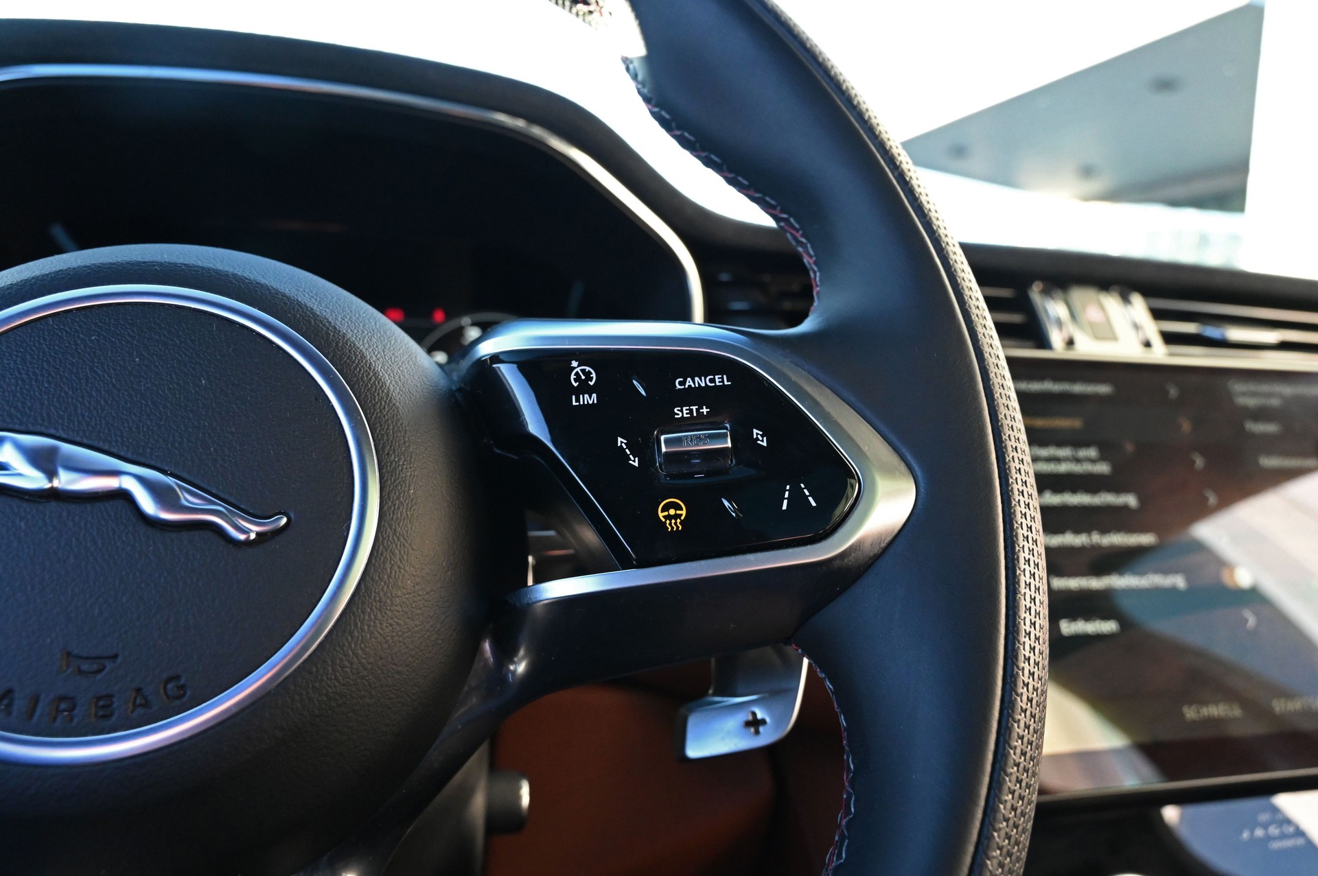 JAGUAR F-Pace 5.0 V8 SVR P550 AWD Eiger Gray / Tan-image-14