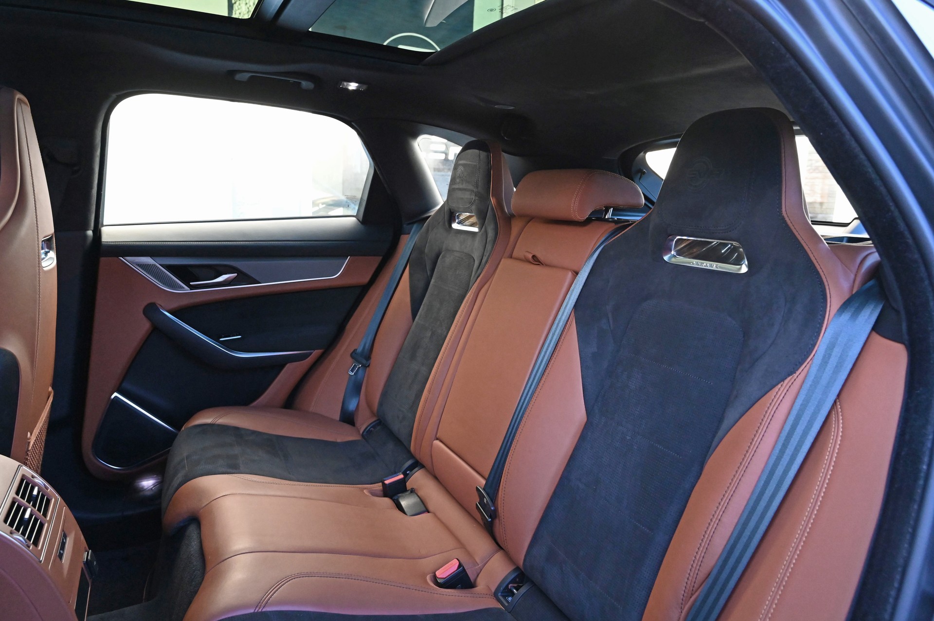 JAGUAR F-Pace 5.0 V8 SVR P550 AWD Eiger Gray / Tan-image-19