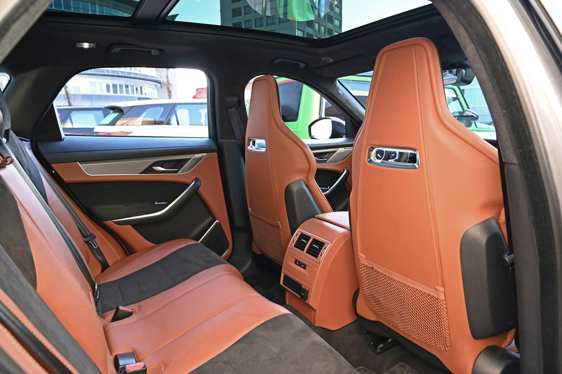 JAGUAR F-Pace 5.0 V8 SVR P550 AWD Eiger Gray / Tan-image-23