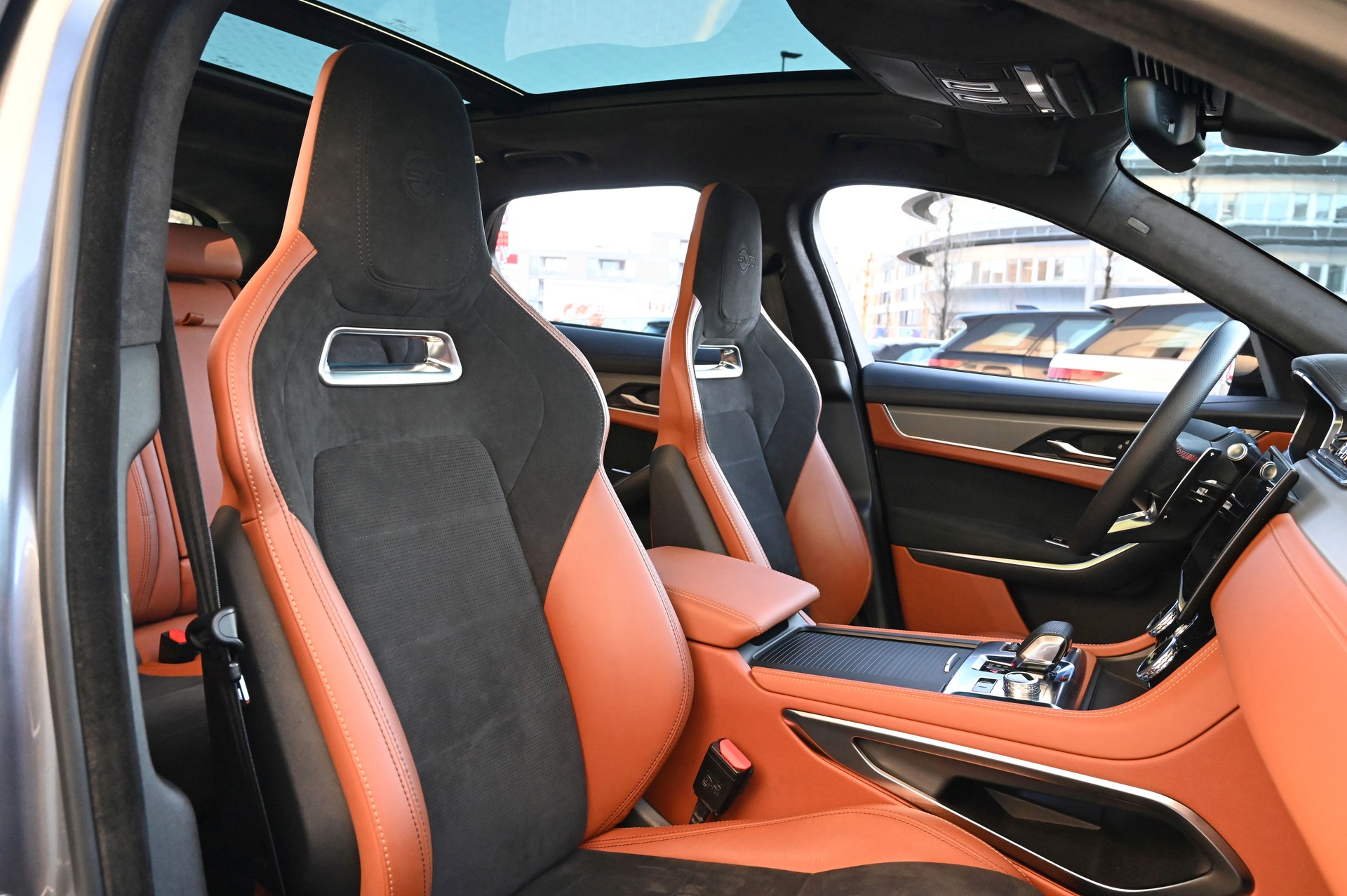 JAGUAR F-Pace 5.0 V8 SVR P550 AWD Eiger Gray / Tan-image-27