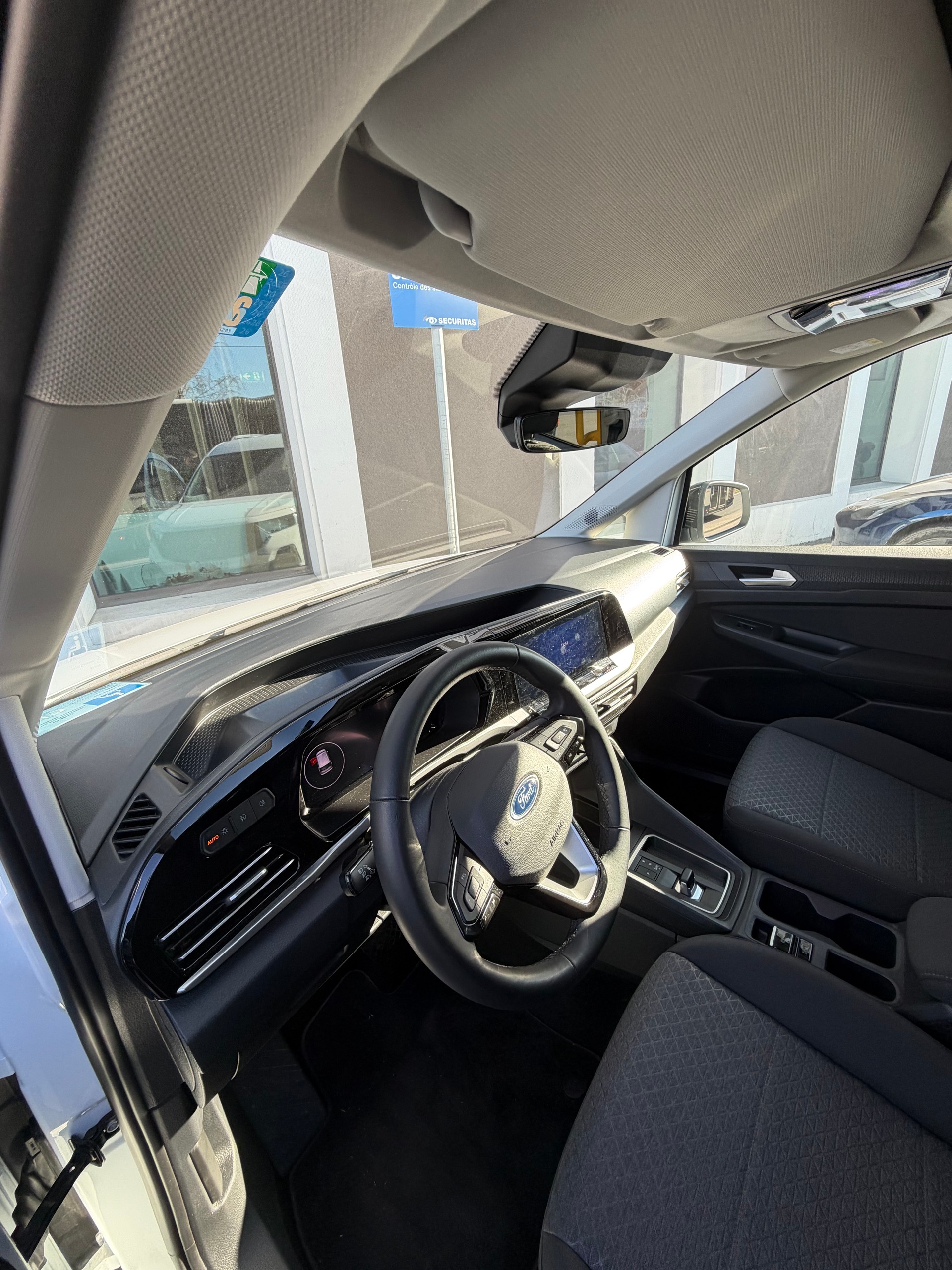 FORD Tourneo Connect 2.0 EcoBlue Titanium Automatique avec rampe handicapée-image-2