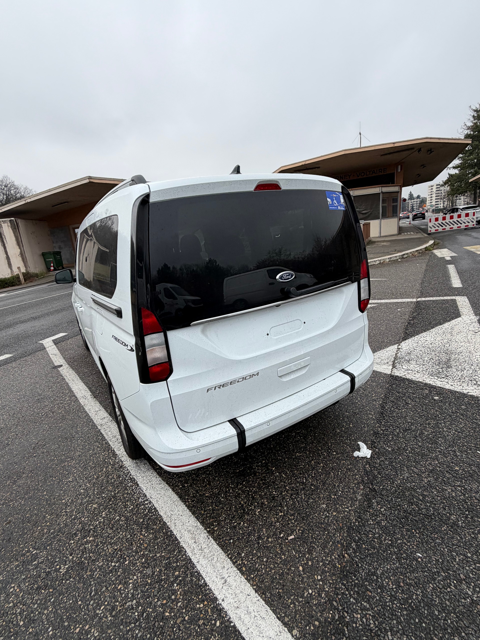 FORD Tourneo Connect 2.0 EcoBlue Titanium Automatique avec rampe handicapée-image-4