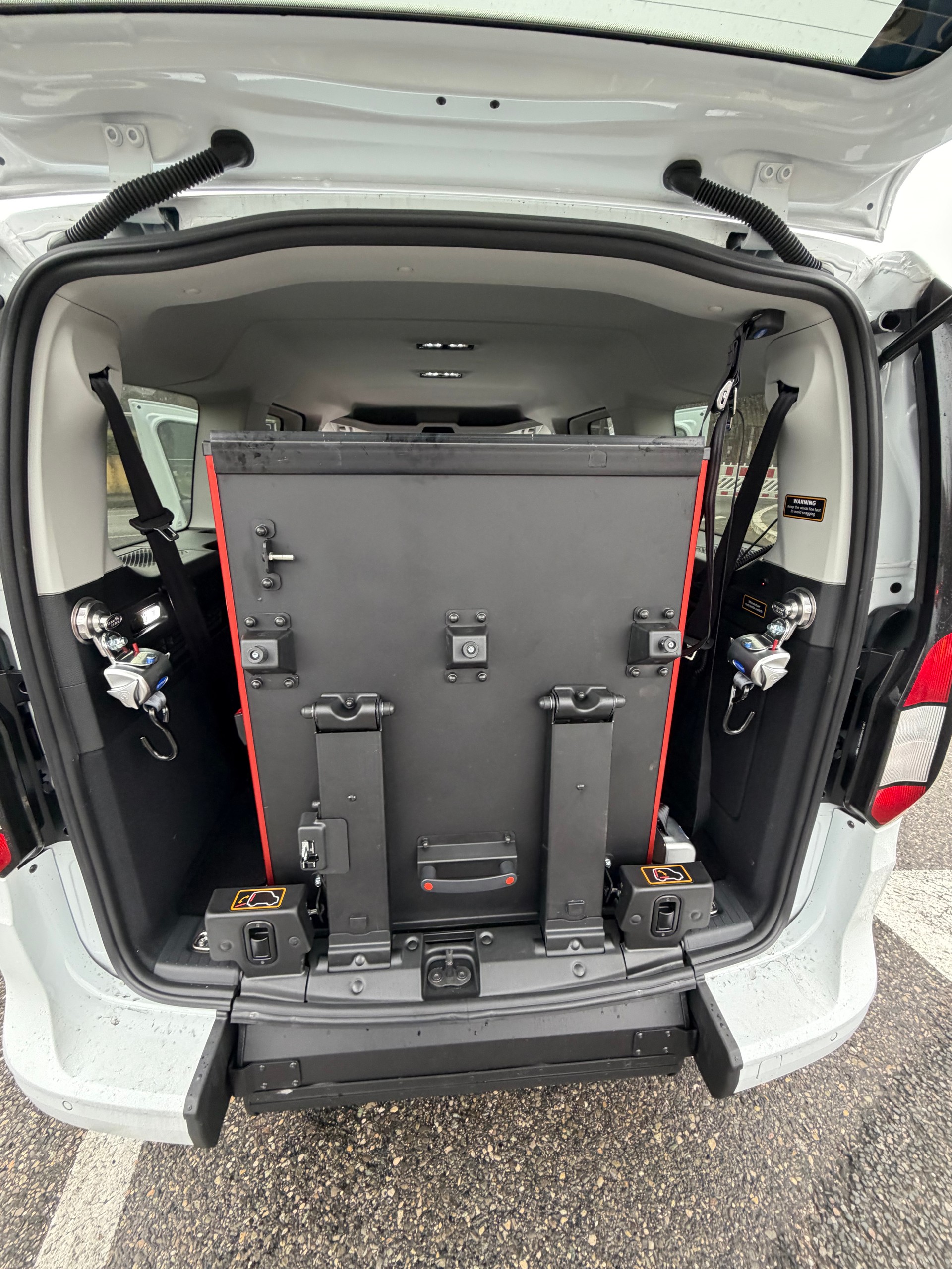 FORD Tourneo Connect 2.0 EcoBlue Titanium Automatique avec rampe handicapée-image-5