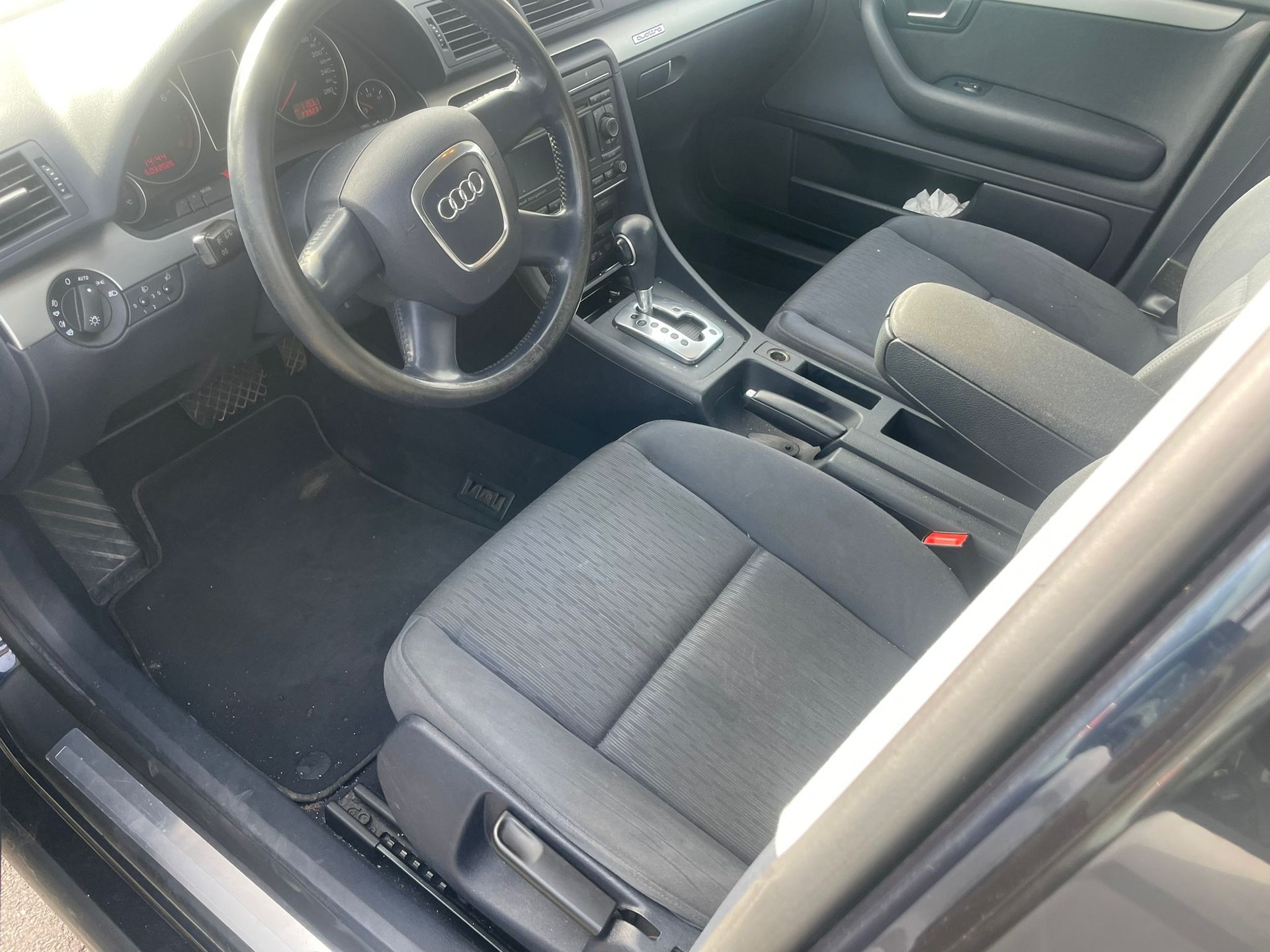 AUDI A4 Avant 2.0 Turbo FSI quattro-image-3