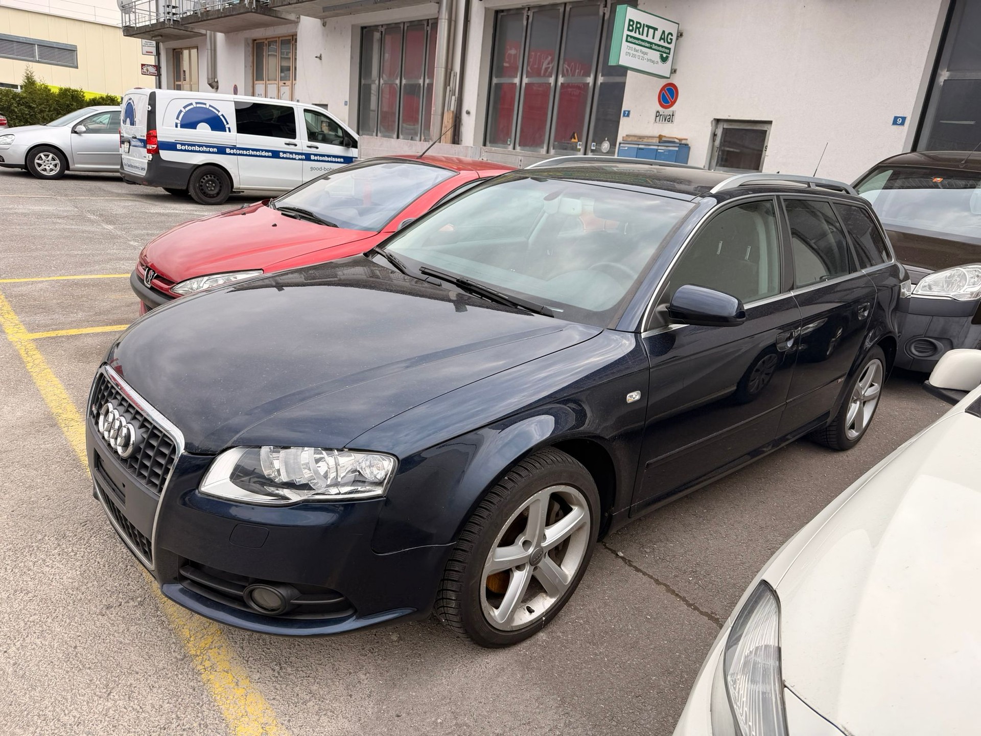 AUDI A4 Avant 2.0 Turbo FSI quattro-image-1